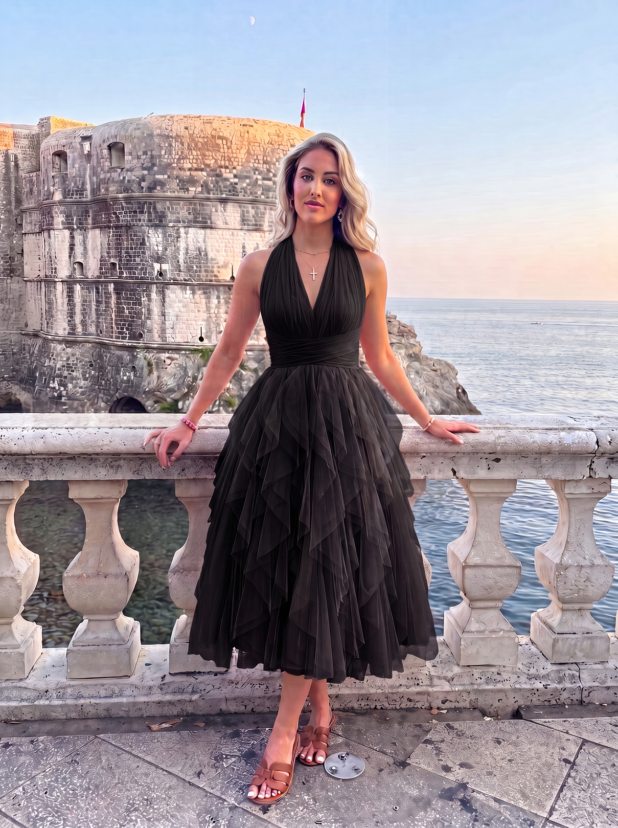 Vestido midi azul tinta de tul con volantes en cascada de la marca Elara Voss, con cuello diferente en la segunda imagen.