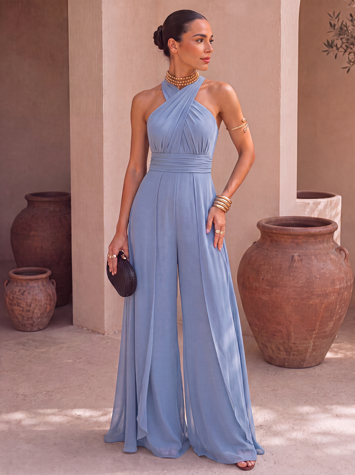 Mono largo con escote halter y pañuelo en chifón de Elara Voss, en diferentes colores, mostrando detalles y caída del vestido.