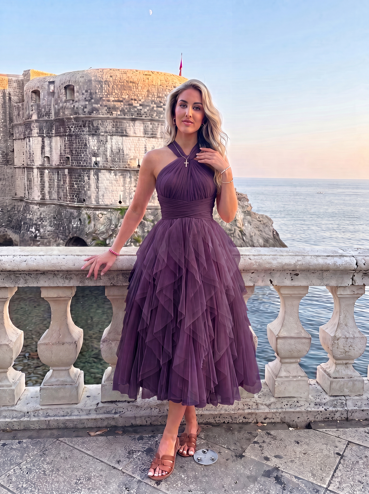 Vestido midi de tul azul tinta con volantes en cascada de Elara Voss, mostrando el cambio en el cuello del vestido.