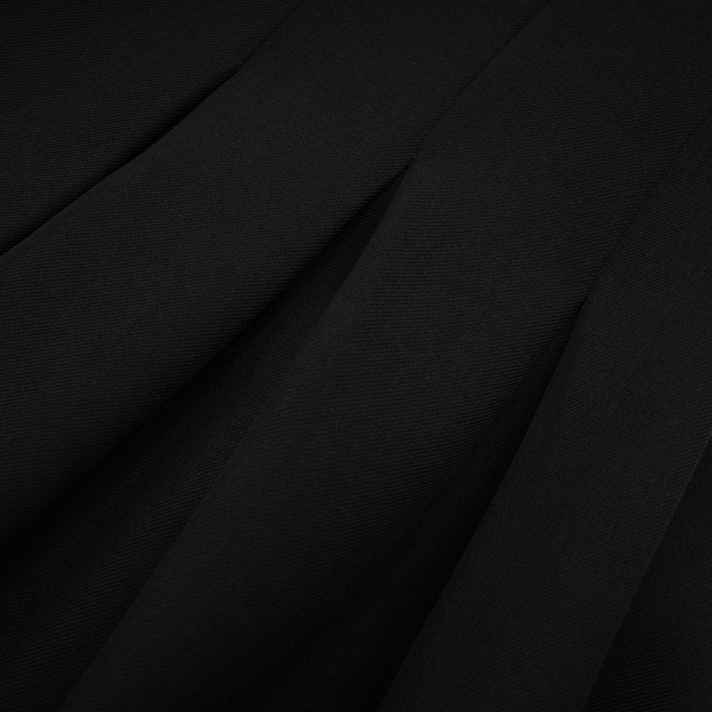 Vestido mini plisado negro de la marca Final Sale, con diseño elegante y detalles en la parte superior, para ocasiones especiales.
