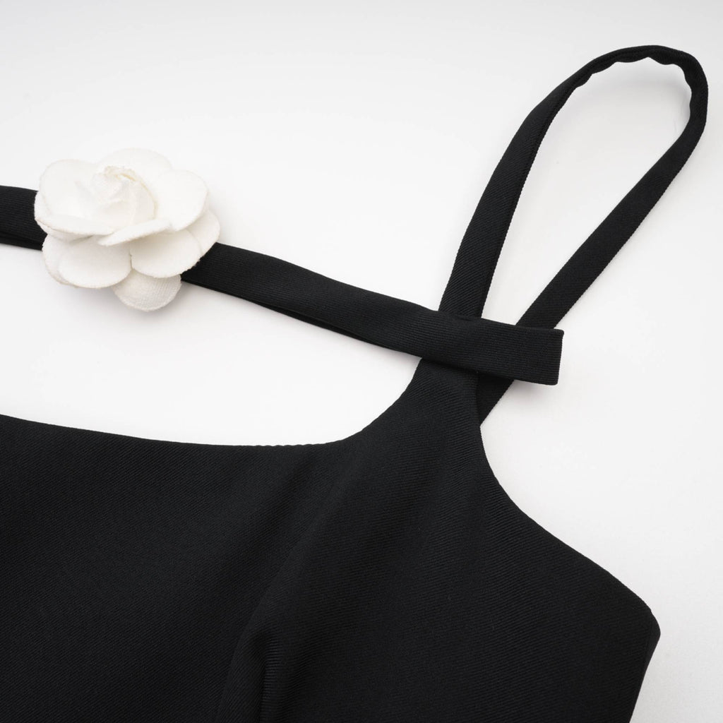 Vestido mini plisado negro de la marca Final Sale, con diseño elegante y moderno, ideal para ocasiones especiales.