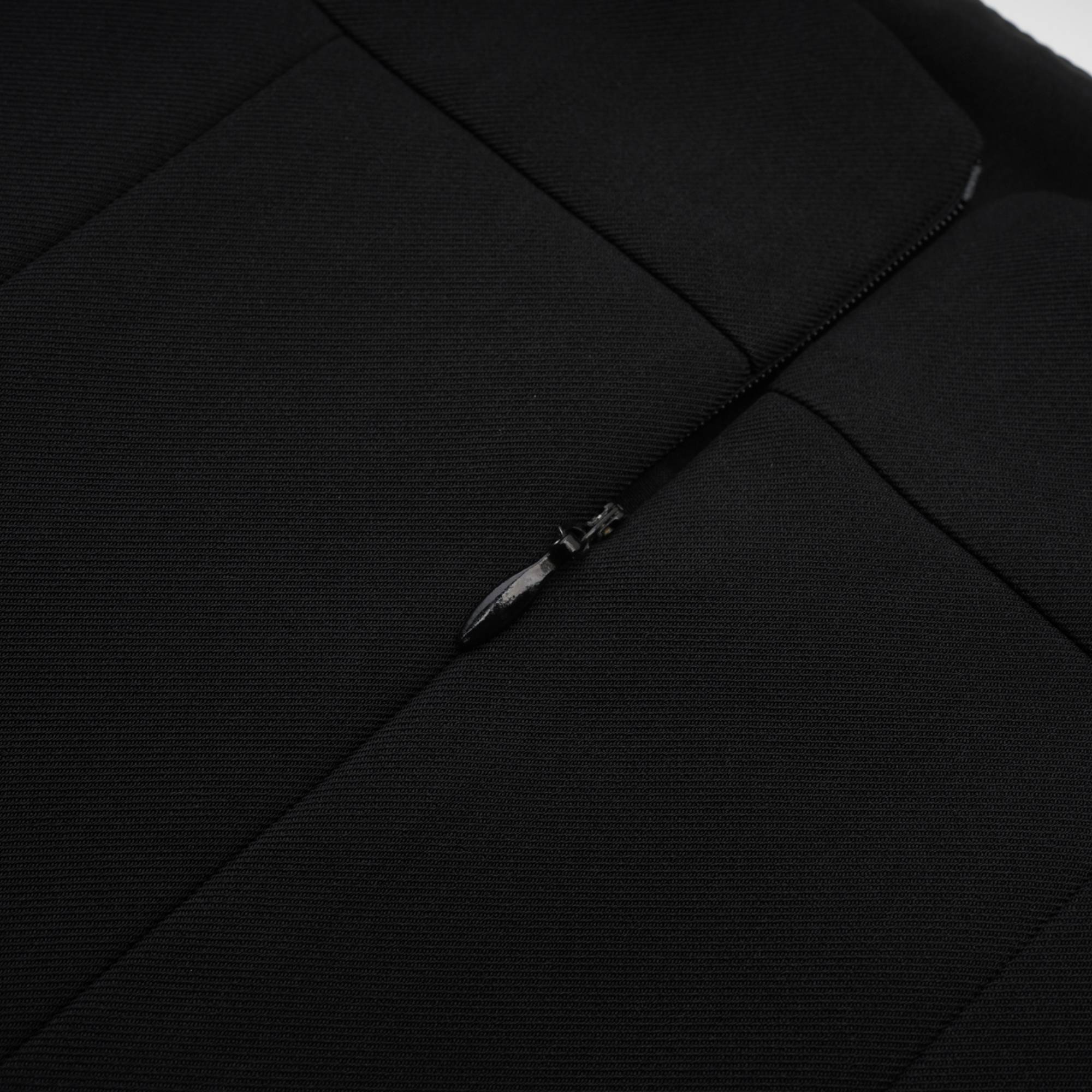 Vestido mini plisado negro de la marca Final Sale, con diseño elegante y detalles en las pliegues.