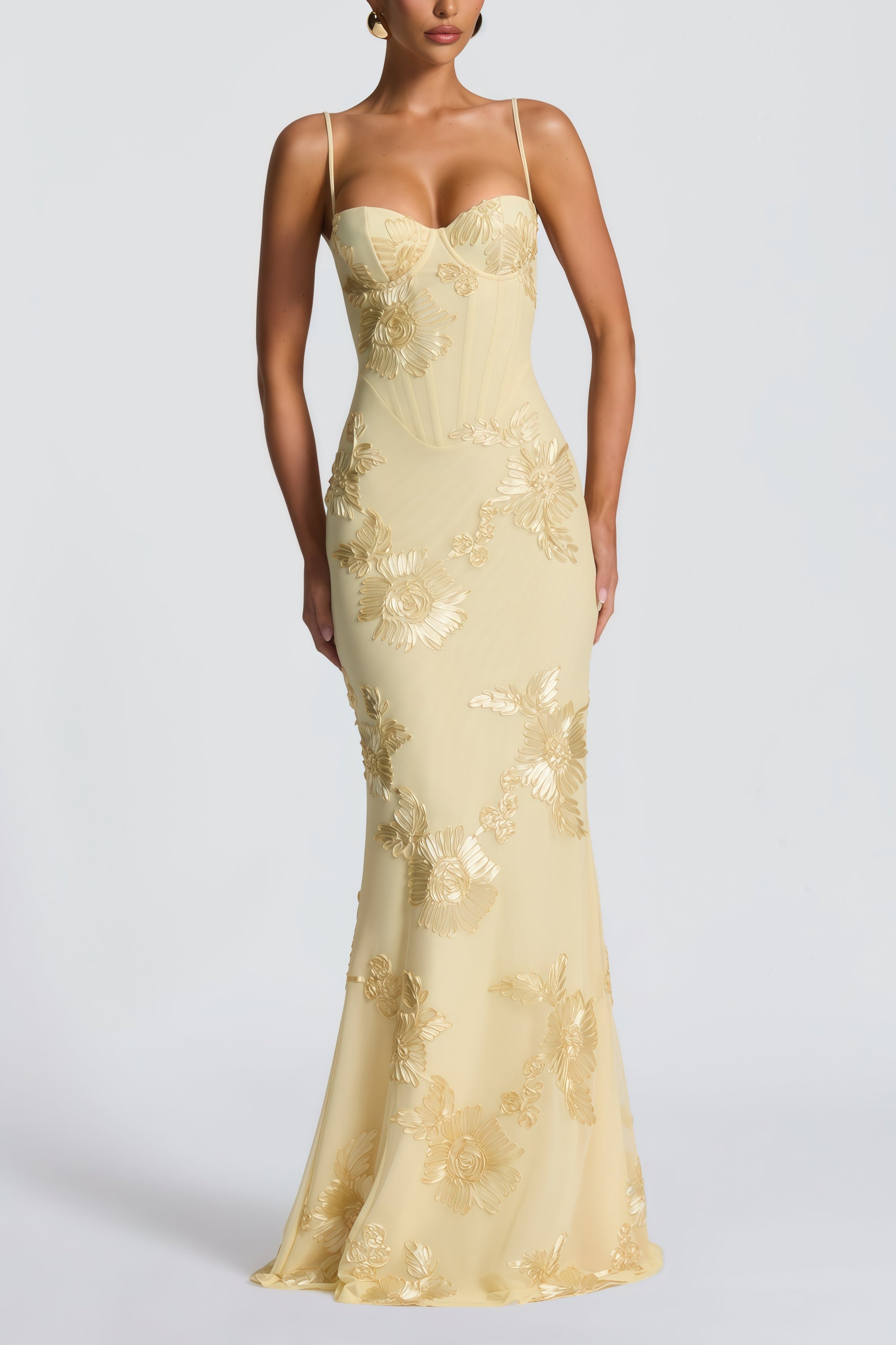 Vestido largo de corsé floral amarillo Théoline, con aplicaciones decorativas, estilo maxi y diseño elegante para ocasiones especiales.