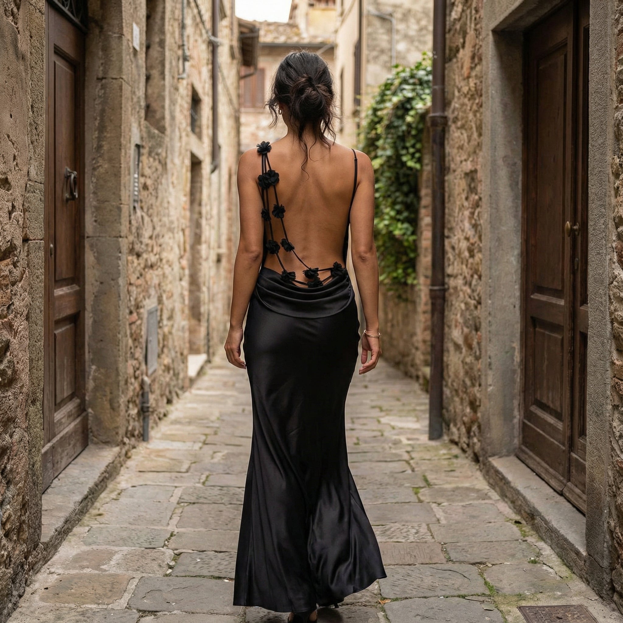Vestido maxi de satén para invitada de boda de la marca SLIPPO®, con patchwork de flores en estilo elegante y cómodo.