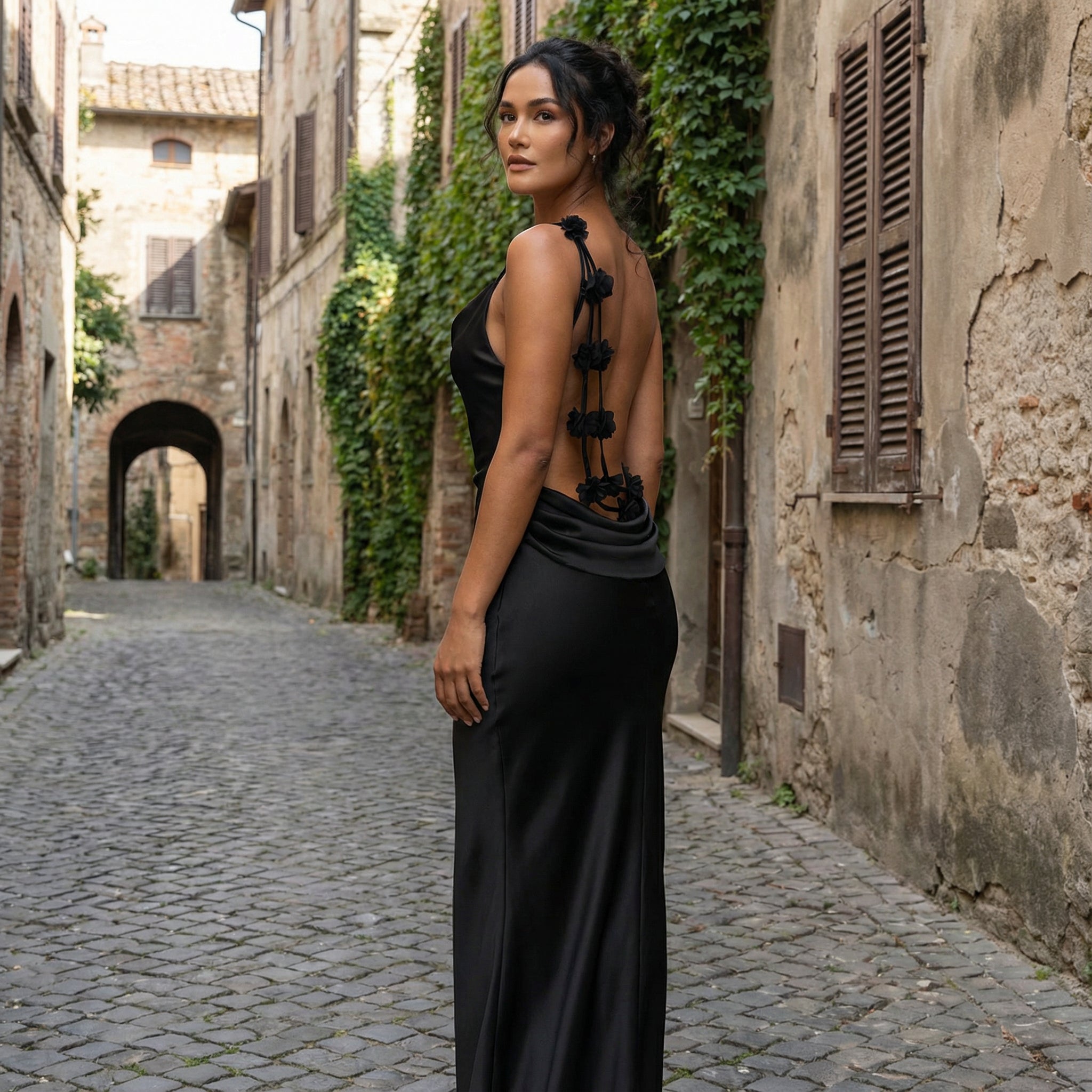 Vestido maxi de satén Cassiane de SLIPPO® con parche de flores, ideal para invitadas de boda, en color elegante y sofisticado.