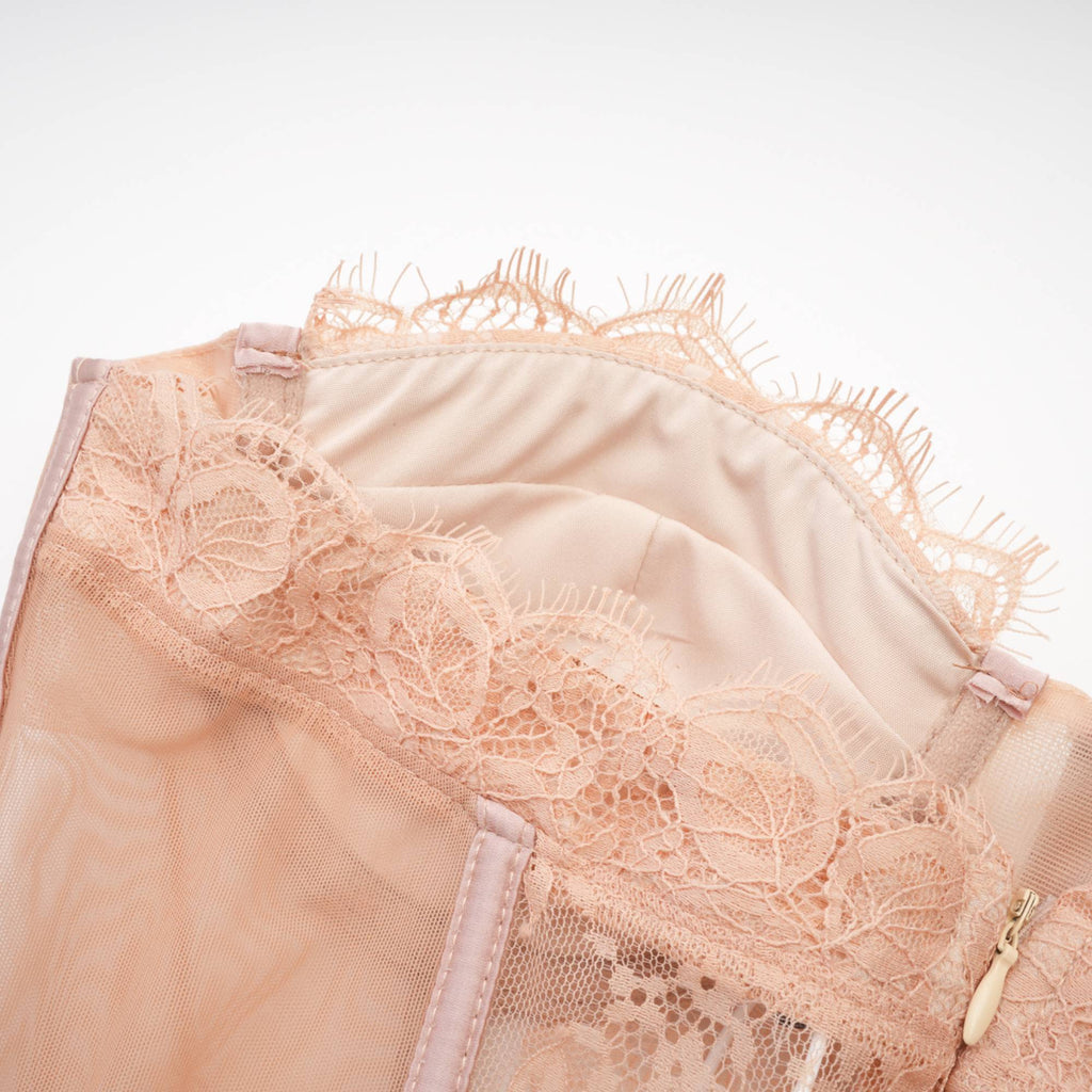 Vestido largo rosa Eilís Bustier de malla, vestido maxi ajustado con detalles elegantes y diseño moderno.