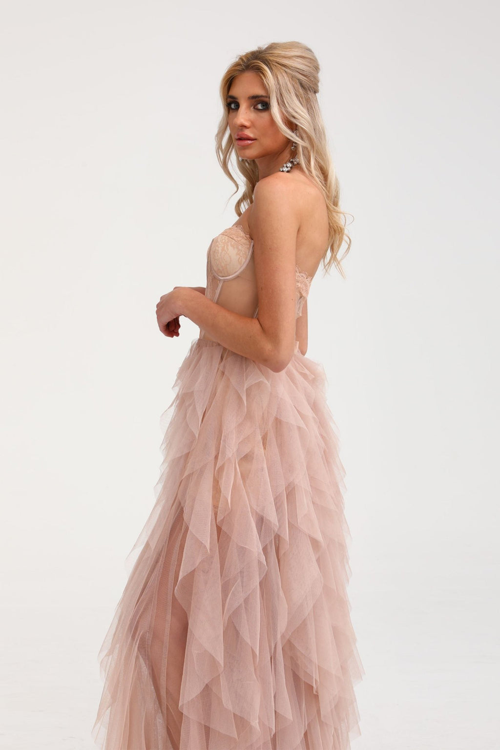 Vestido maxi rosa con bustier y malla de la marca Final Sale, diseño ajustado y elegante para ocasiones especiales.