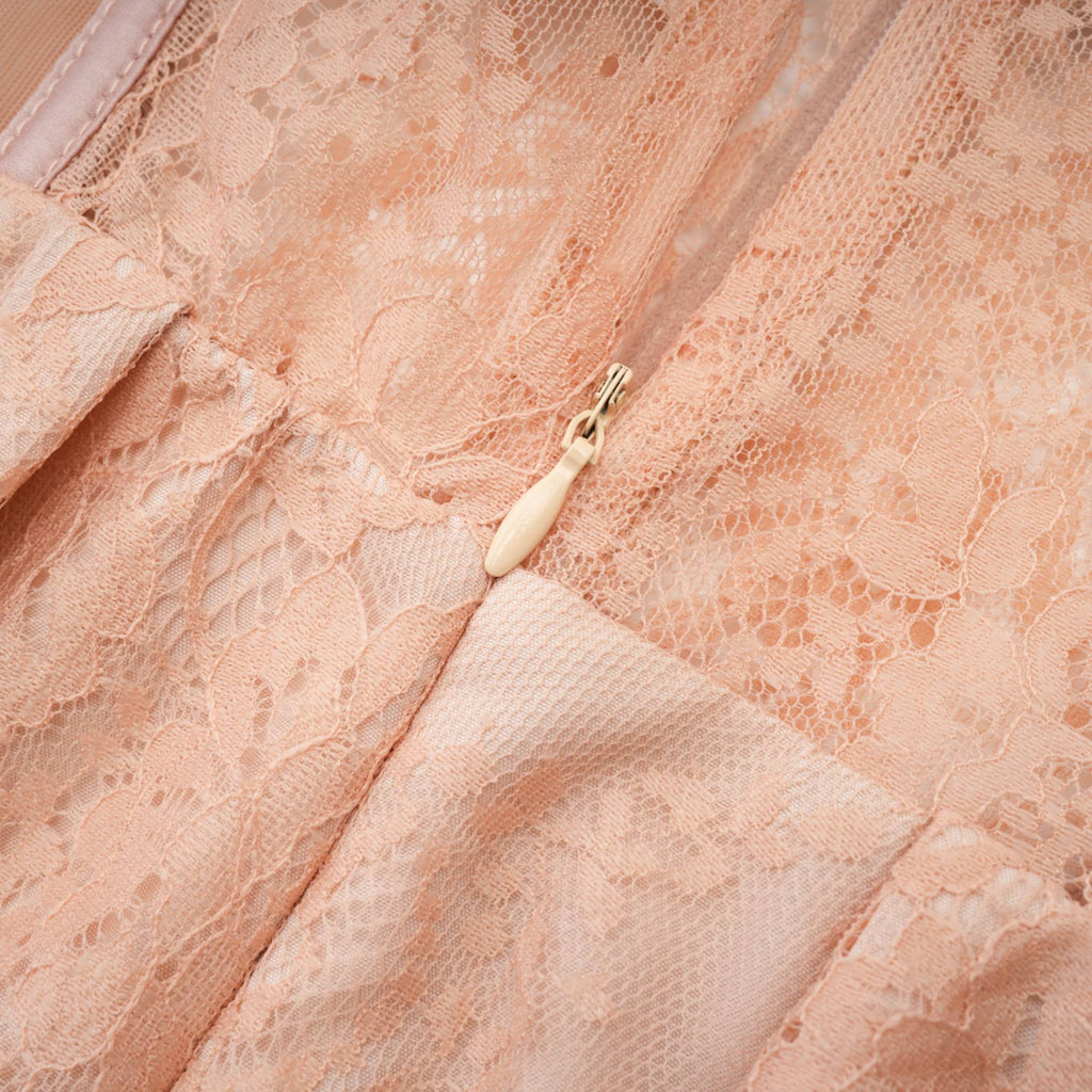 Vestido largo rosa con bustier de malla y falda maxi, de la marca Final Sale, mostrando su diseño elegante y detalles en la tela.