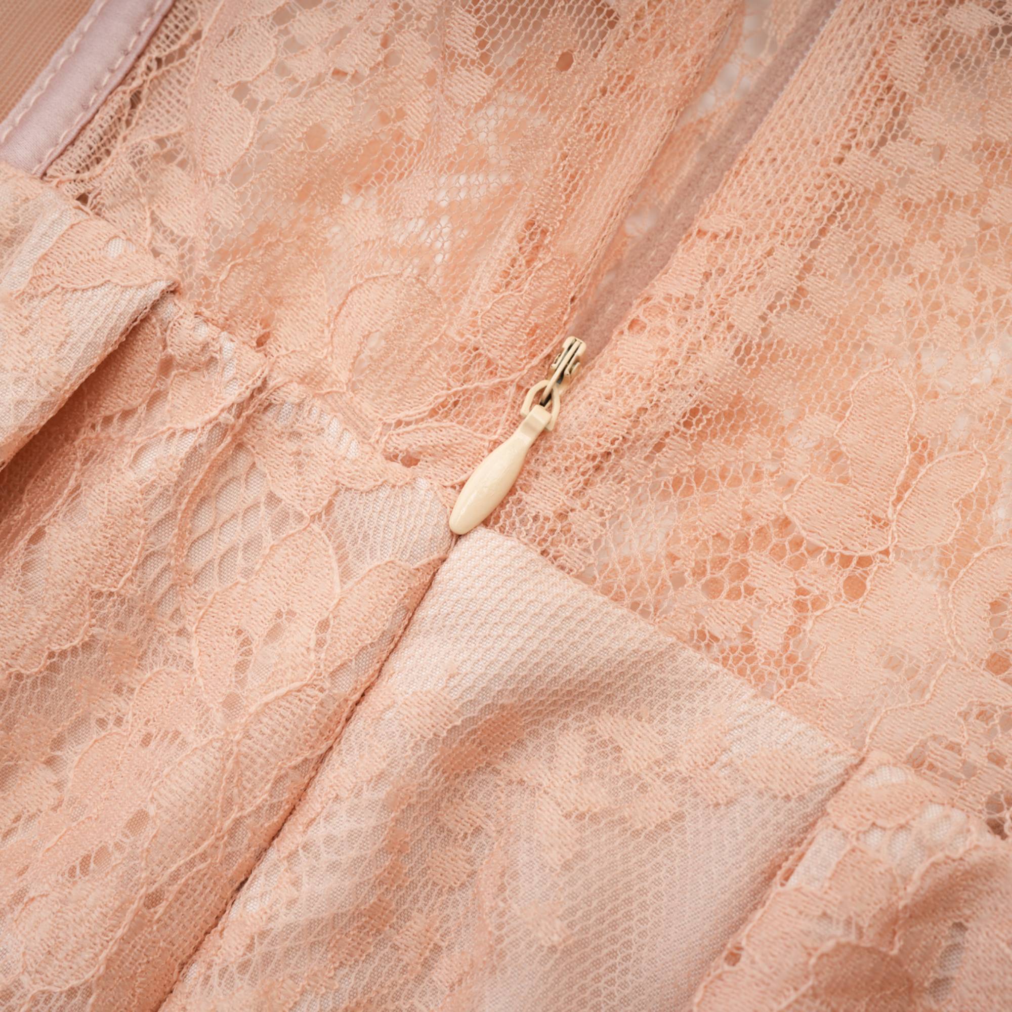 Vestido largo rosa con bustier de malla y falda maxi, de la marca Final Sale, mostrando su diseño elegante y detalles en la tela.