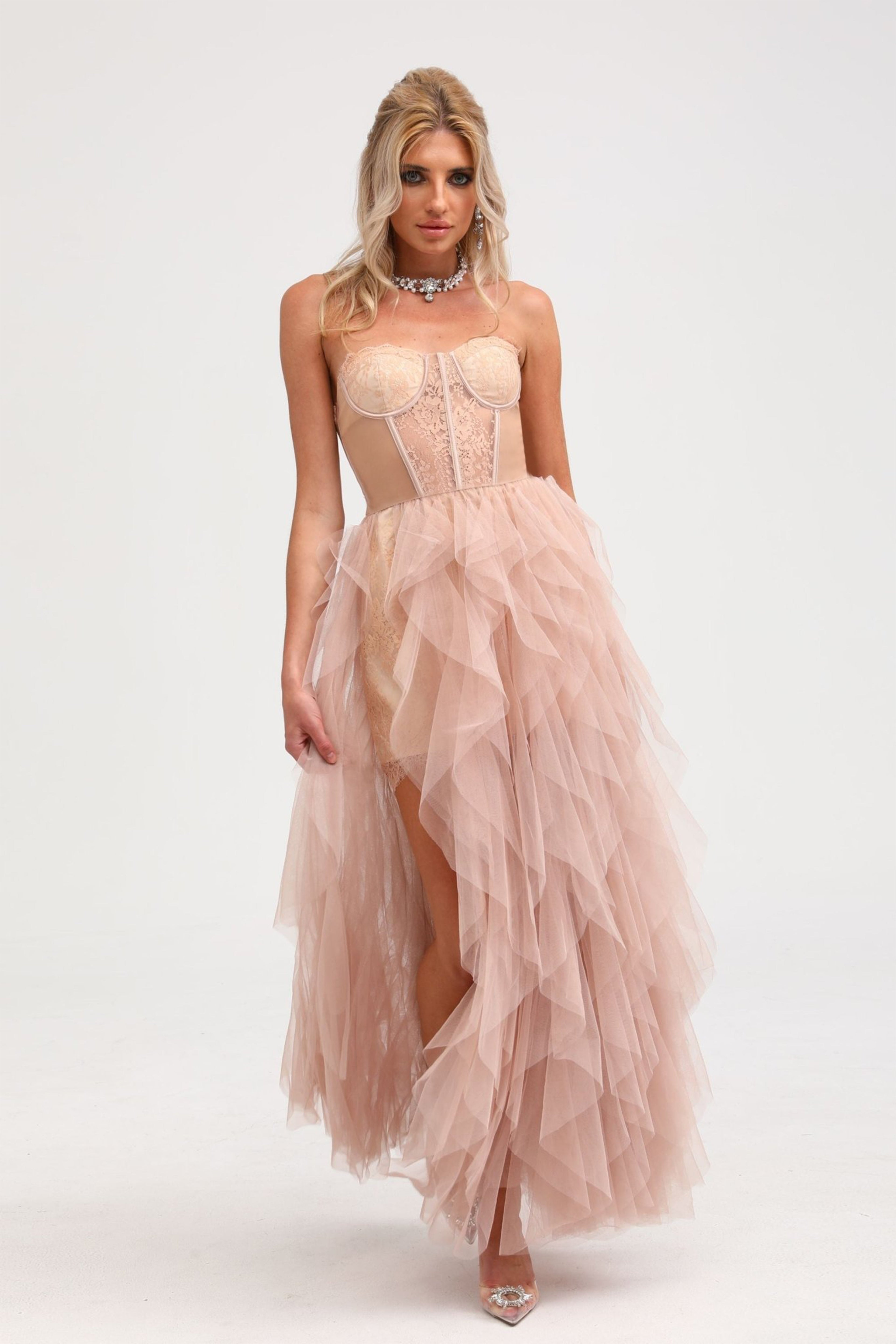 Vestido maxi rosa con bustier de malla de la marca Final Sale, con diseño ajustado y detalles transparentes en la parte superior.