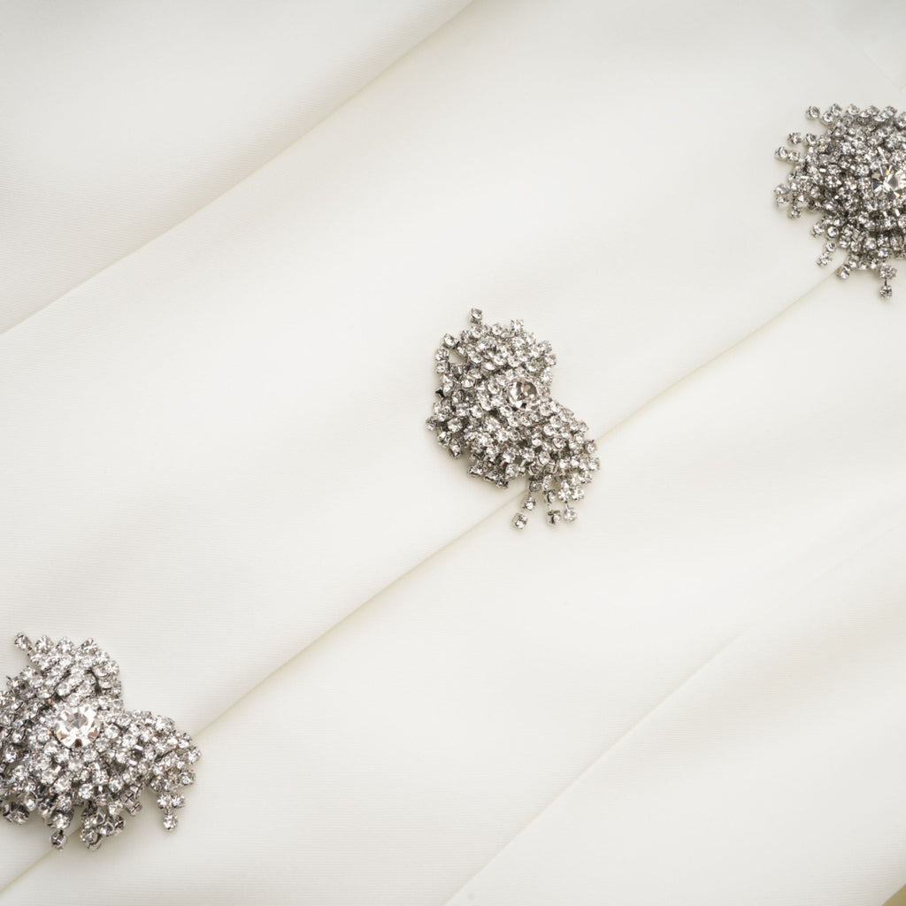Vestido mini blanco de cristales Fionnghuala, con detalles brillantes y ajuste ajustado, ideal para eventos elegantes.