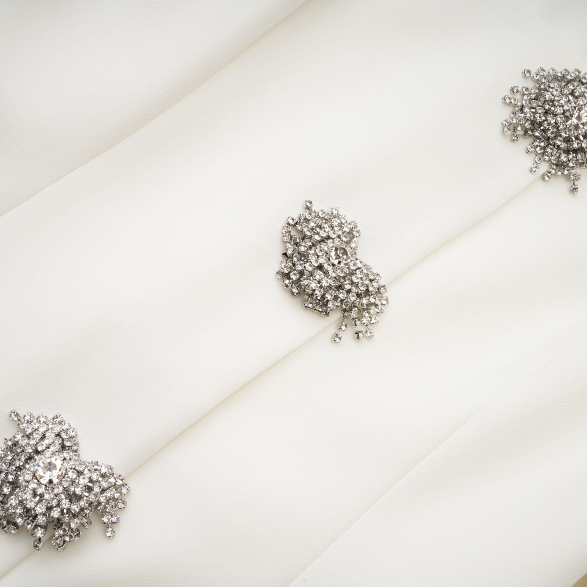 Vestido mini blanco de cristales Fionnghuala, con detalles brillantes y ajuste ajustado, ideal para eventos elegantes.
