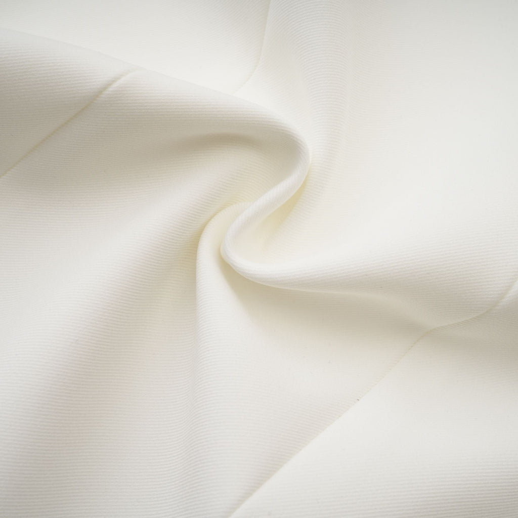 Vestido mini Fionnghuala blanco con cristales adornados, estilo elegante y moderno para ocasiones especiales.