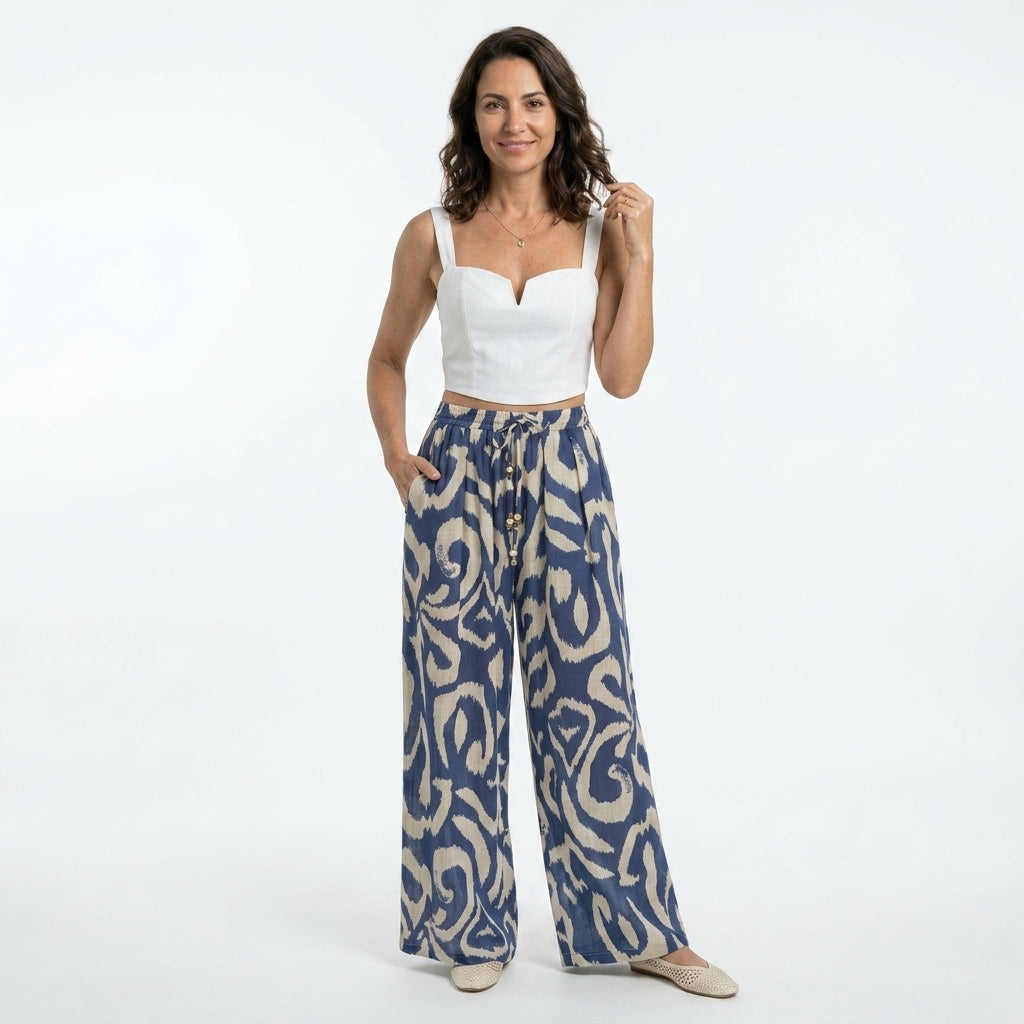 Conjunto griego de tirantes cuadrados y pantalones acampanados de la marca IVORY, en tonos lisos y elegantes.