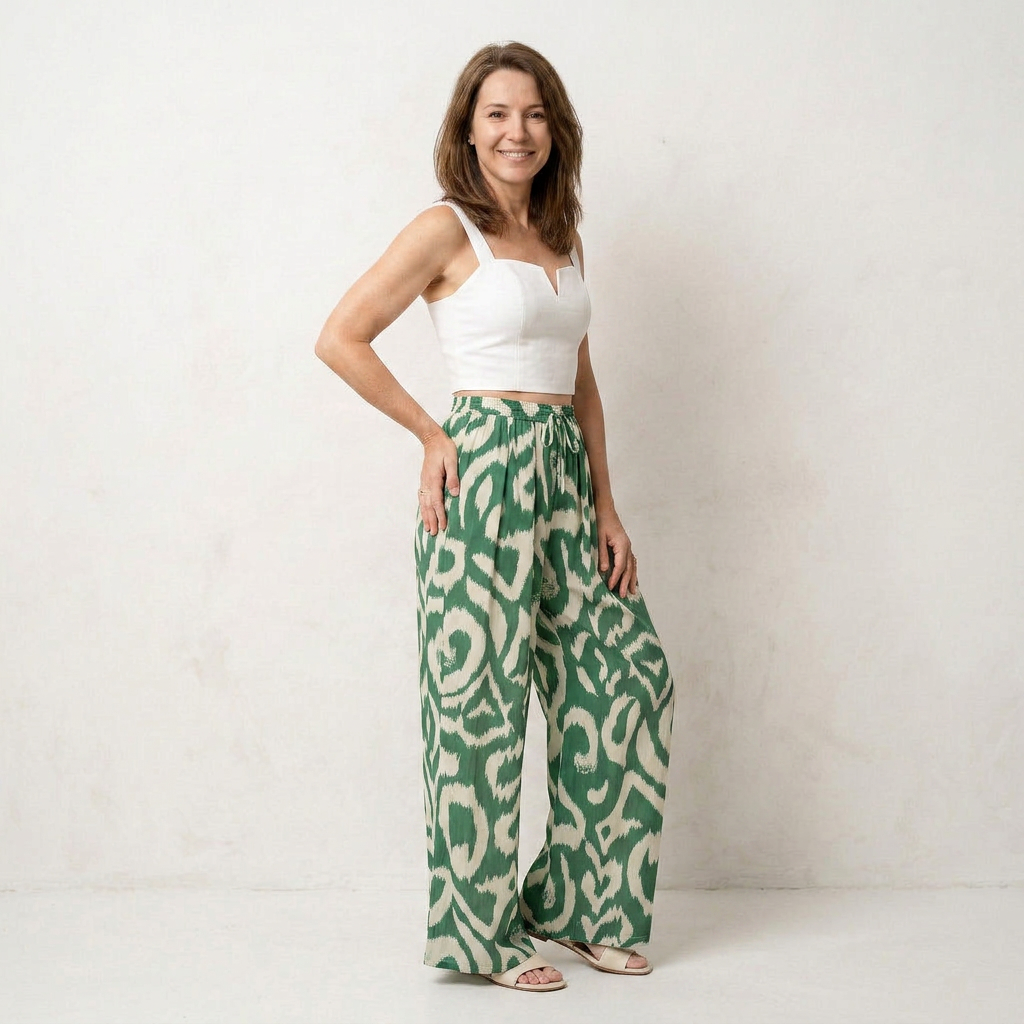 Conjunto ibicenco IVORY con top de tirantes cuadrados lisos y pantalones acampanados en color neutro, estilo bohemio y elegante.