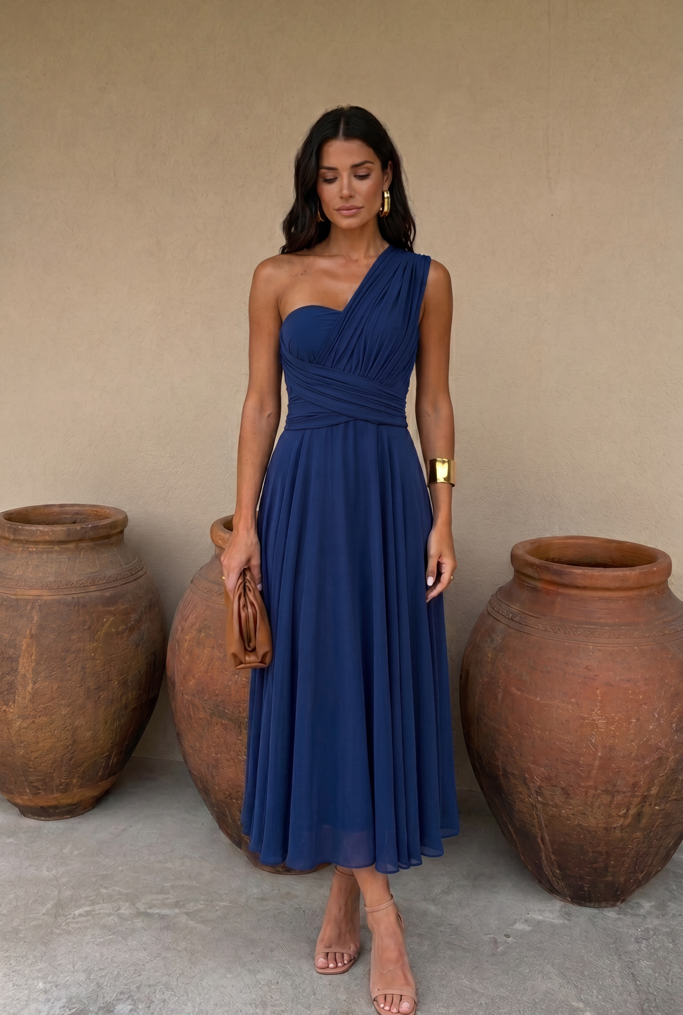 Vestido multiposición azul oscuro de Elara Voss, diseño versátil y elegante para diferentes estilos y ocasiones.