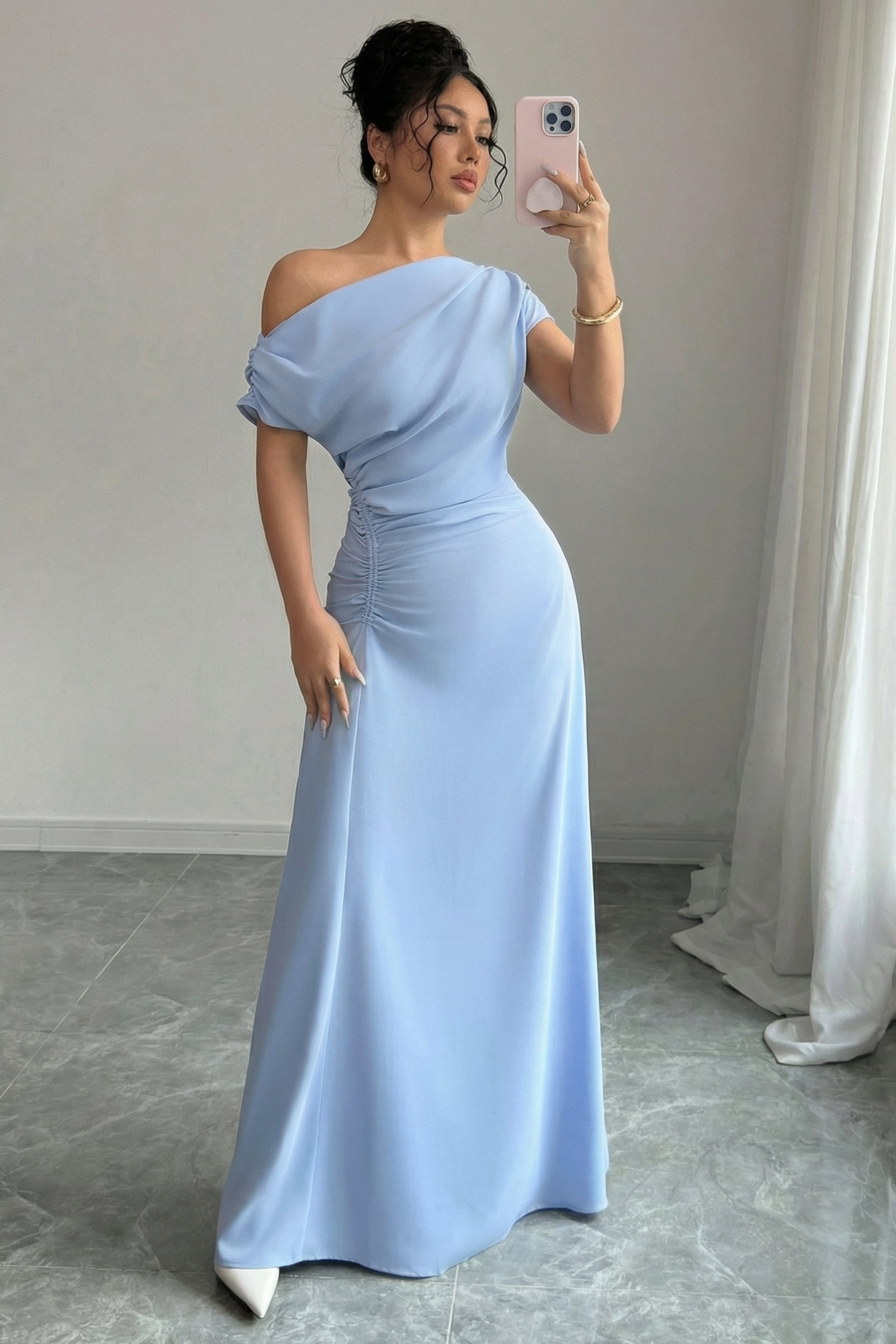Vestido largo de un hombro Lorenza Club Taormina con estampado mármol, mostrando su diseño elegante y tejido fluido.