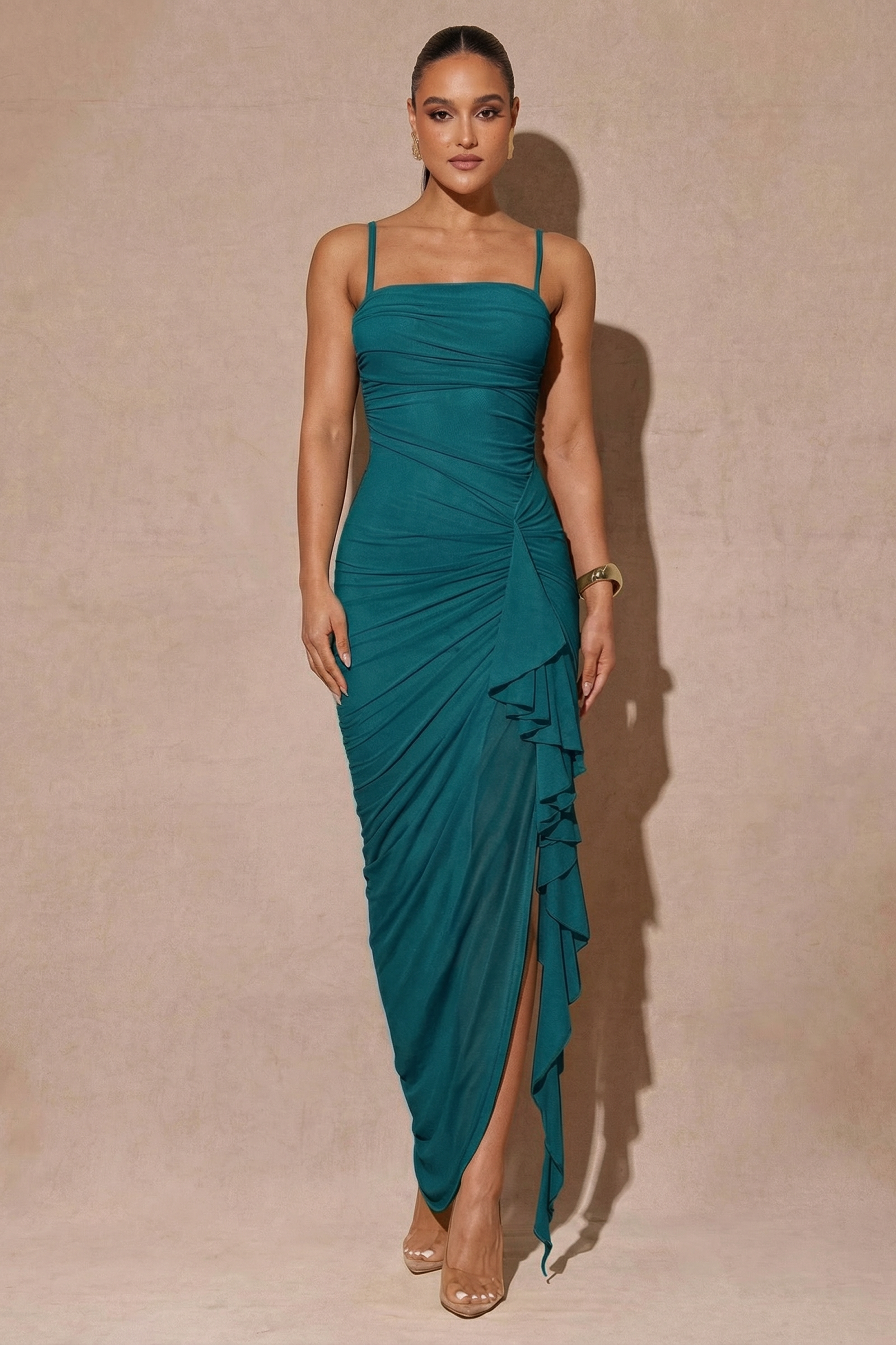 Vestido largo strapless con volante lateral de Elara Voss, con diseño elegante y detalles en la parte superior.