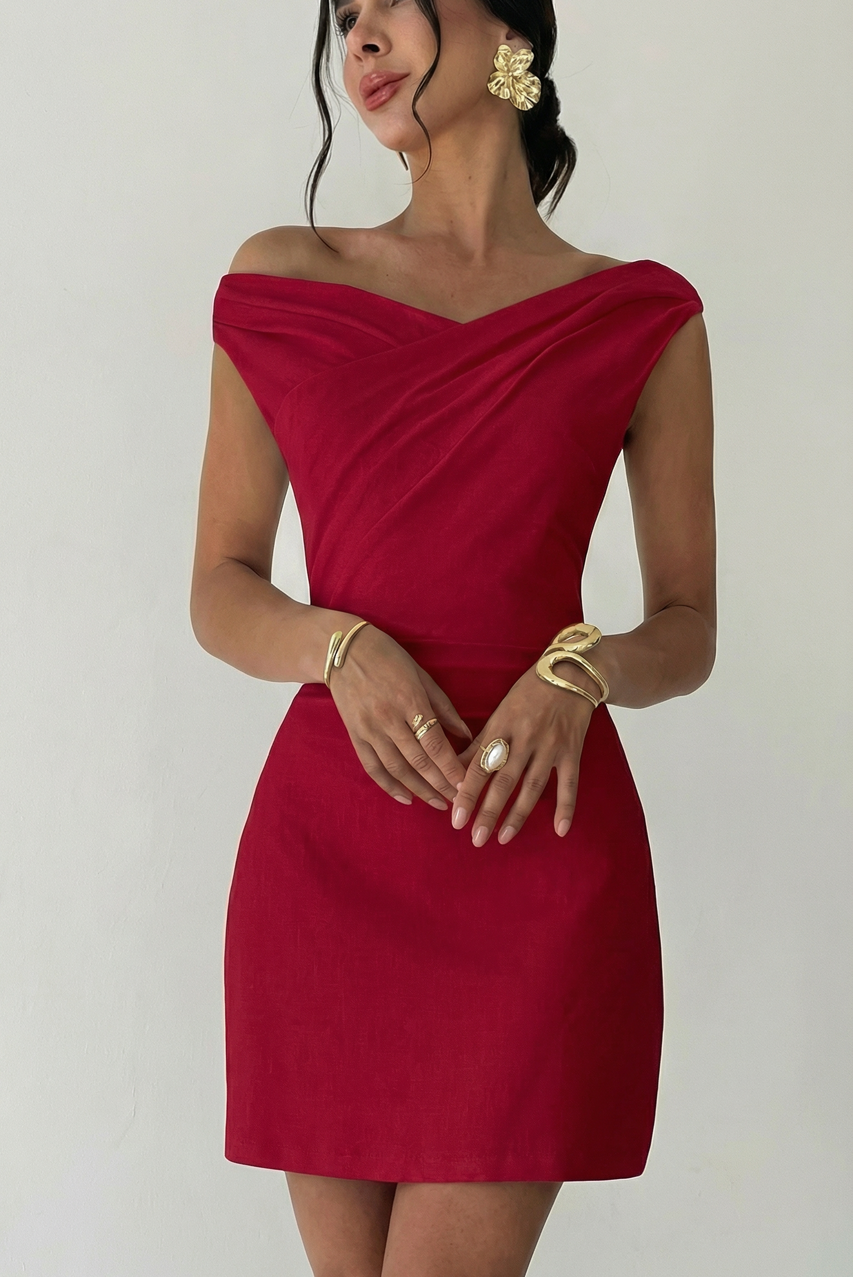 Vestido corto de un hombro con drapeado de Lorenza Club, en tela fluida y elegante para ocasiones especiales.