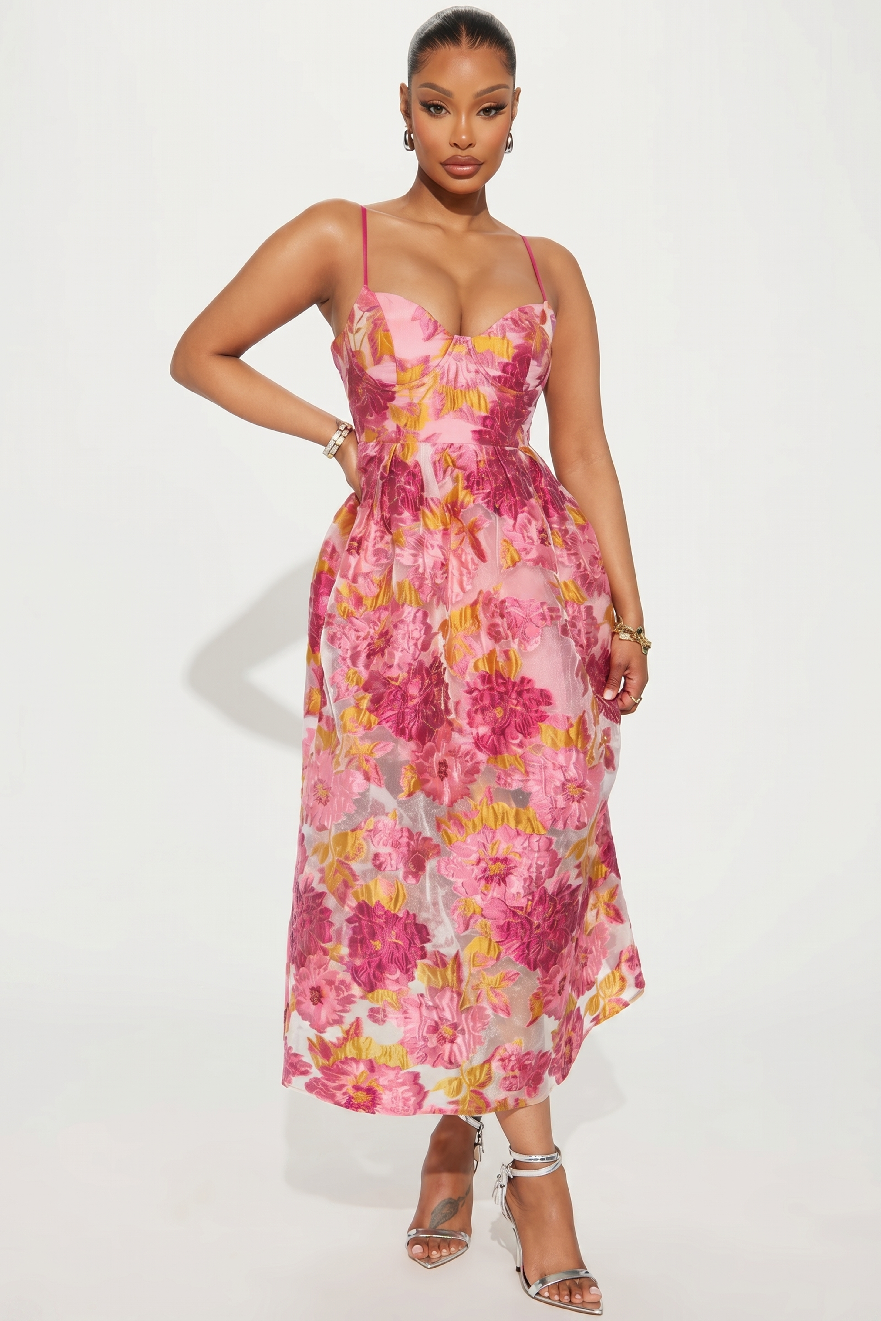 Vestido midi de tirantes con corset y estampado floral de Lorenza Club, mostrando el diseño y detalles del vestido.