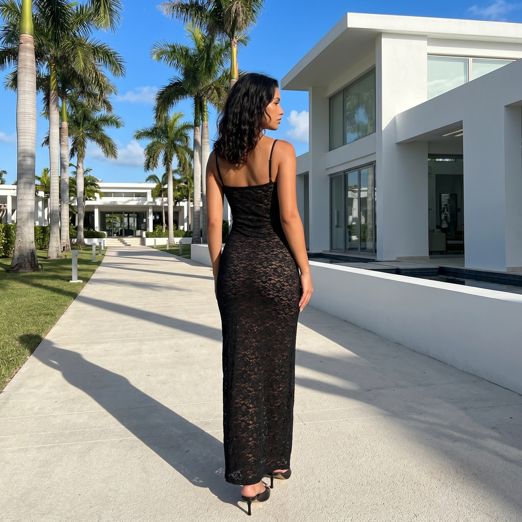 Vestido largo de encaje Esme de DION NOIR, vestido maxi con diseño elegante y detalles de encaje en color oscuro.