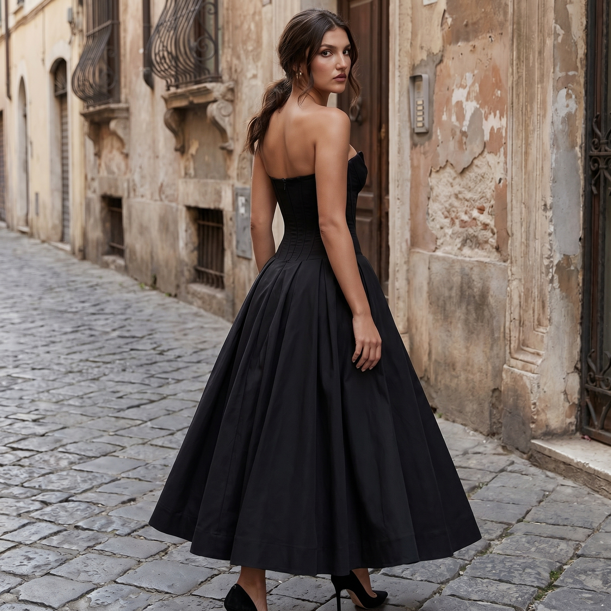 Vestido elegante Ophelia de estilo Old Money de DION NOIR, en tonos neutros y diseño sofisticado para ocasiones formales.