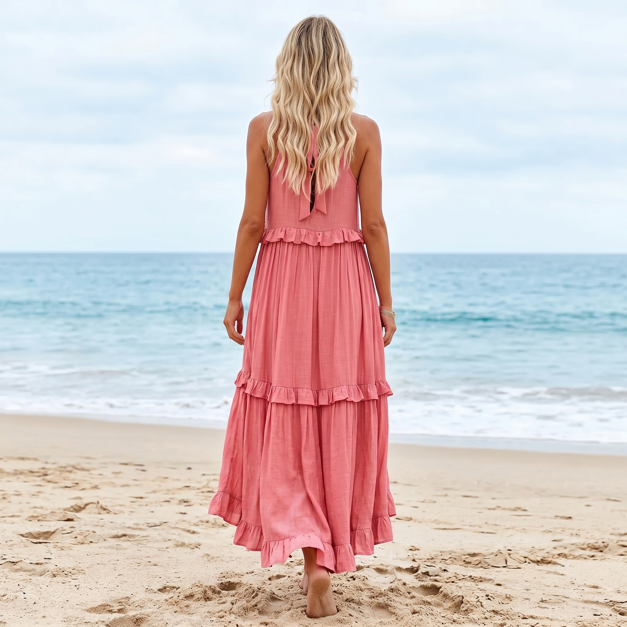 Vestido halter con volantes y bolsillos de DION NOIR, estilo vacaciones, en tela ligera y diseño elegante para verano.