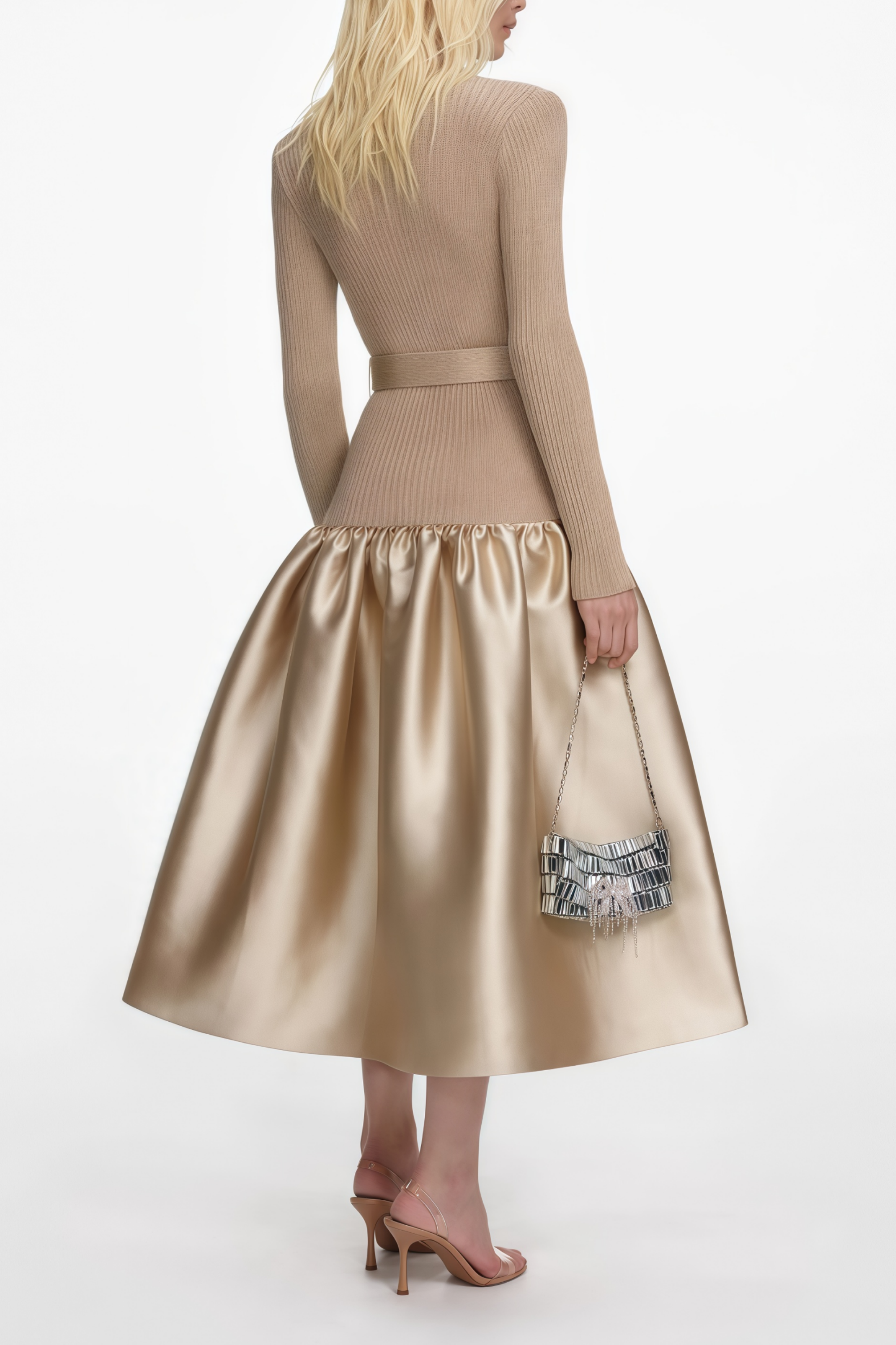 Vestido midi de punto satinado en color dorado Fern Gold de Final Sale, con diseño elegante y detalles suaves.