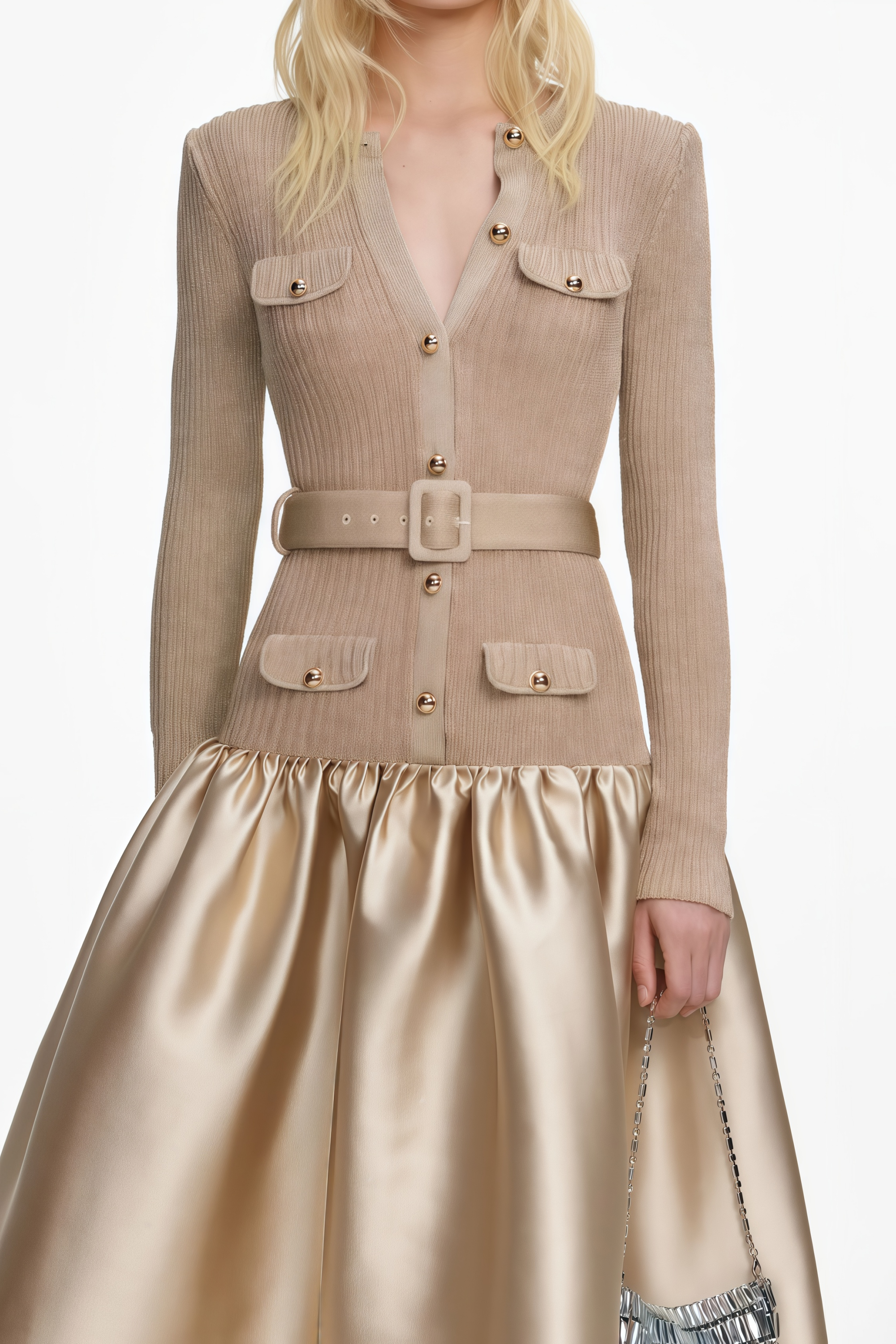 Vestido midi de punto satinado Fern Gold de Final Sale, con diseño elegante y corte ajustado en tonos dorados.