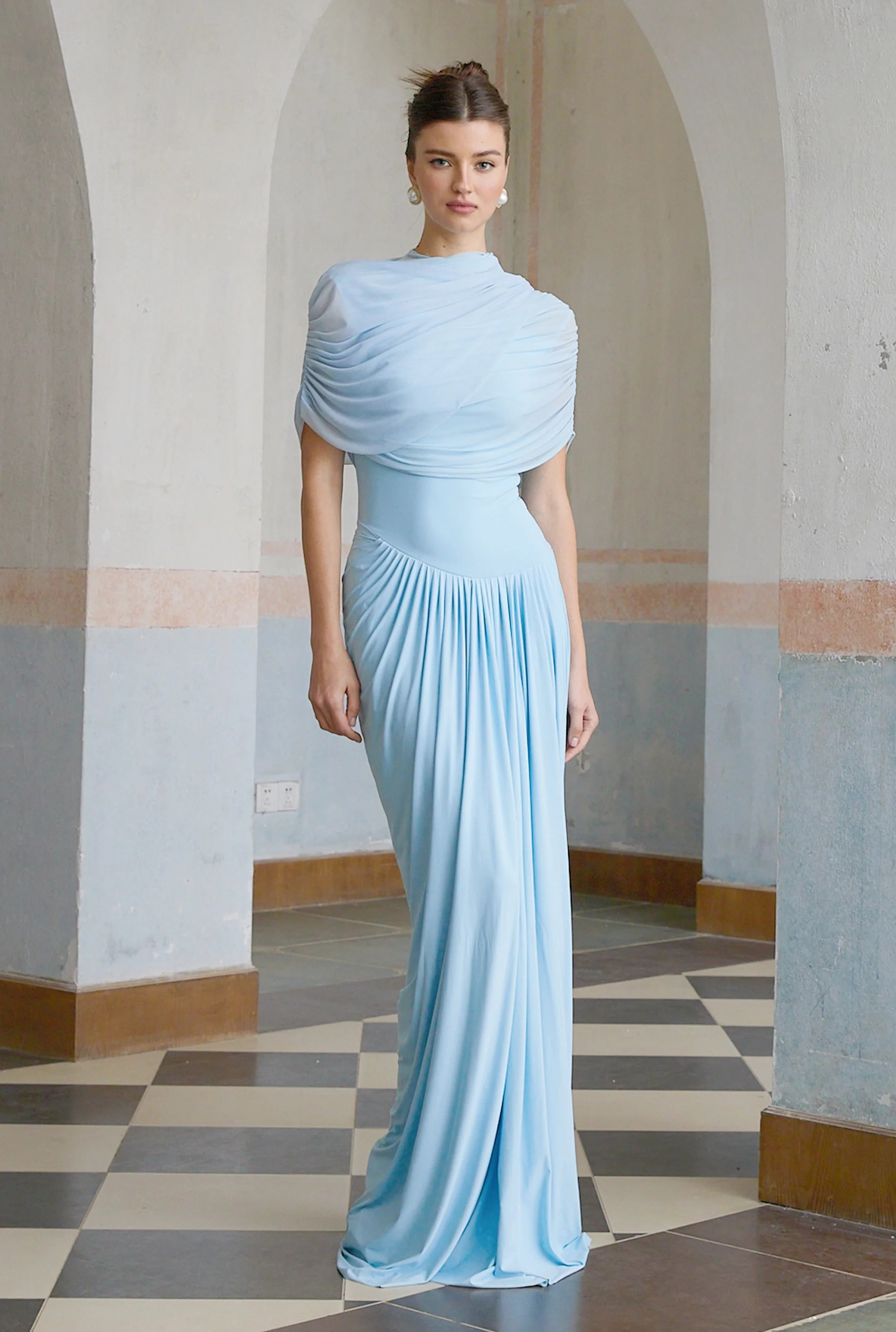Vestido Largo de Manga Corta con Drapeado y Cuello Alto