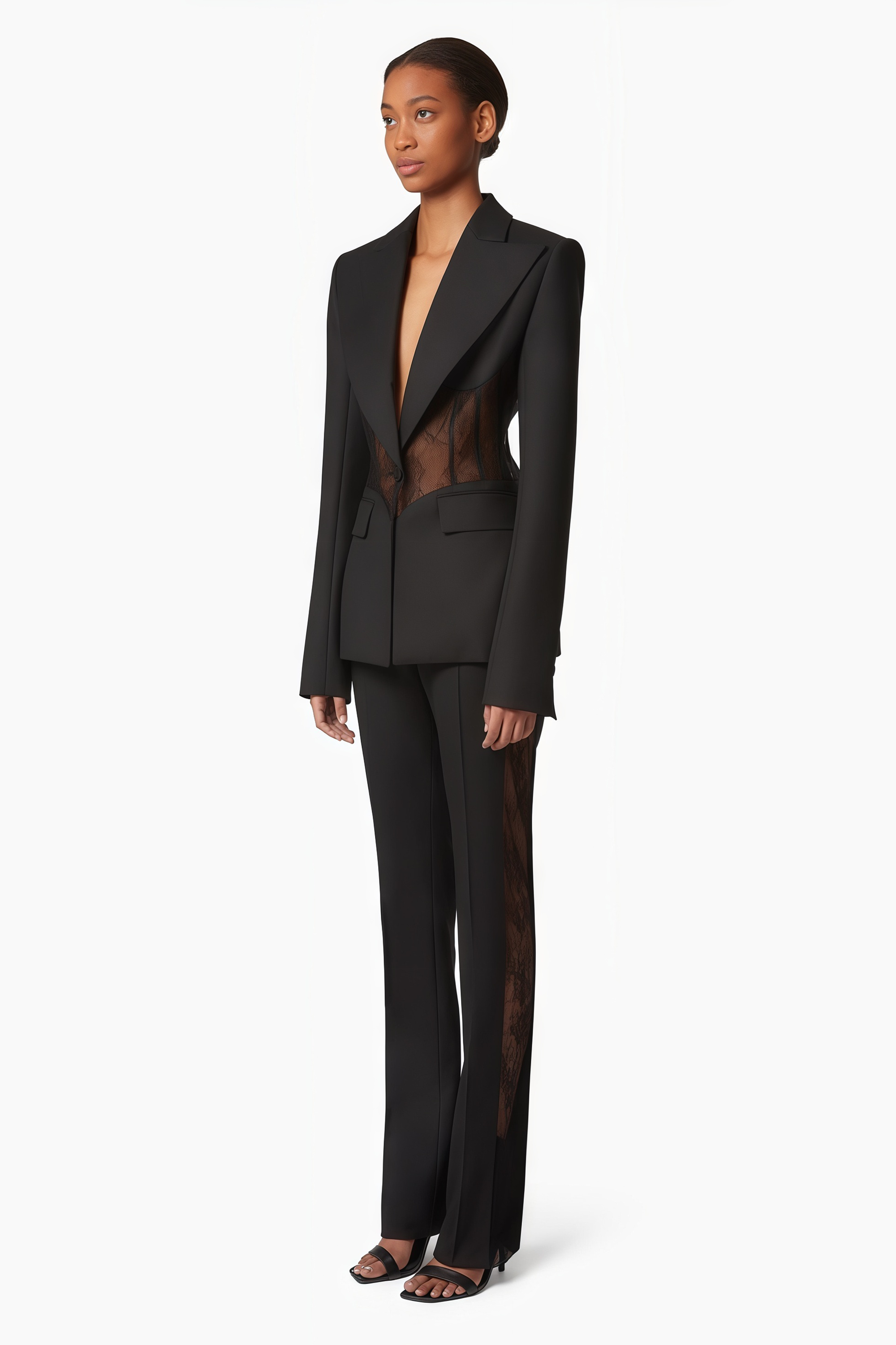 Blazer negro con paneles de encaje floral de la marca Bridal, con diseño elegante y detalles delicados en la imagen.