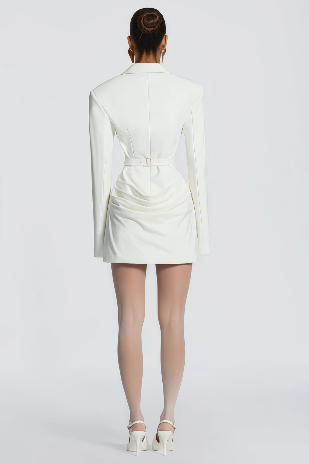 Vestido mini blazer blanco con frunces, de la marca Final Sale, en color marfil y estilo elegante para ocasiones especiales.