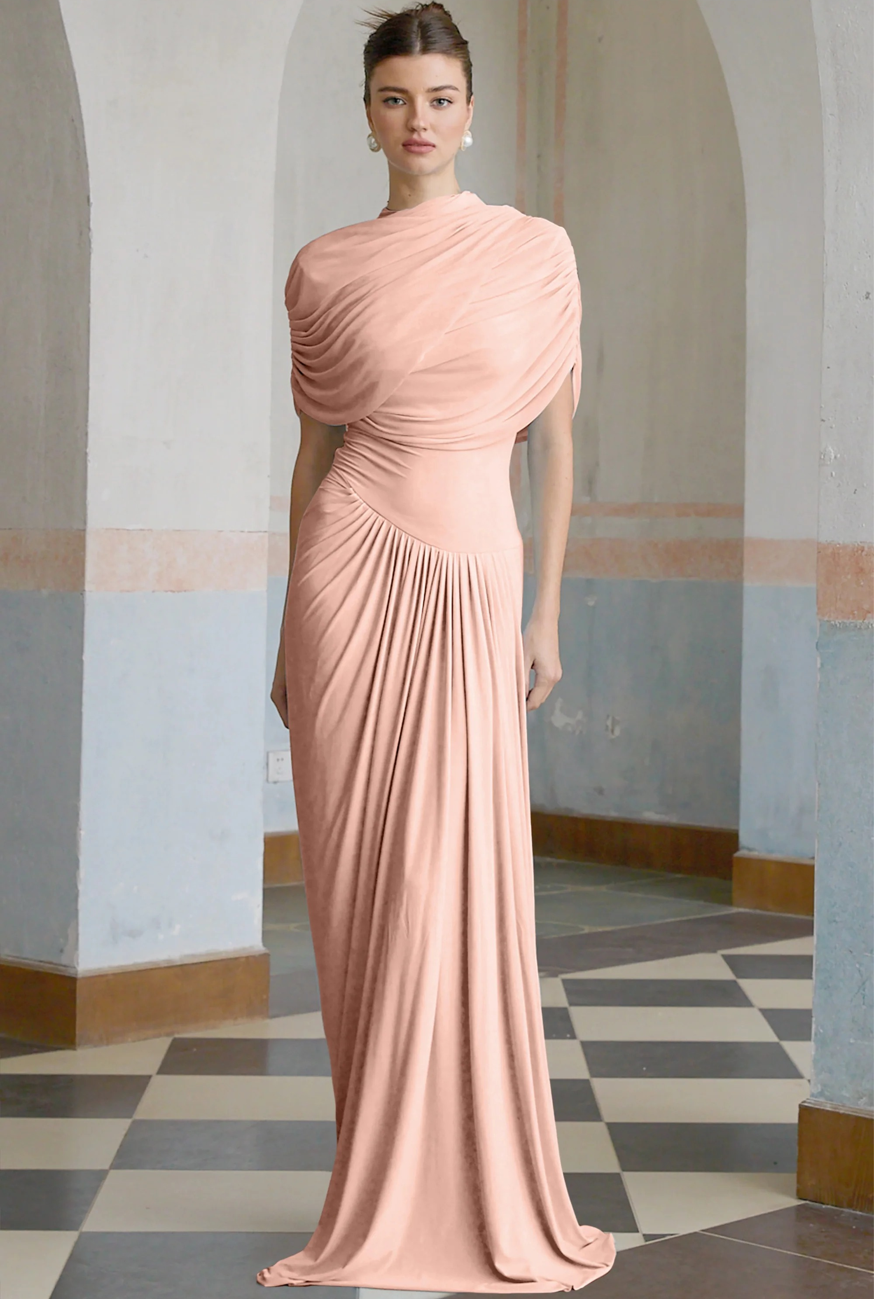 Vestido largo de manga corta con drapeado y cuello alto de Lorenza Club, en color negro, muestra detalles elegantes y modernos.
