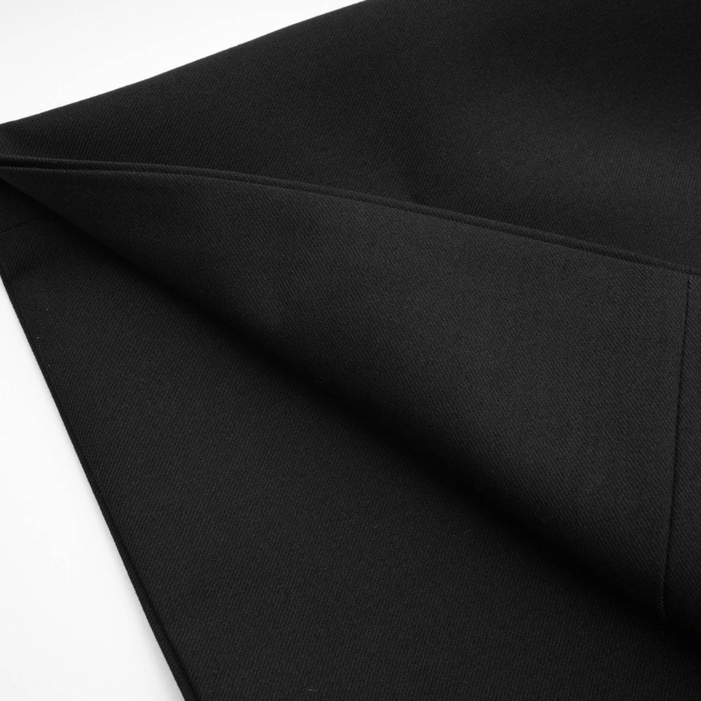 Vestido mini negro con botones de cristal y estilo acampanado de la marca Final Sale, con detalles elegantes y modernos.