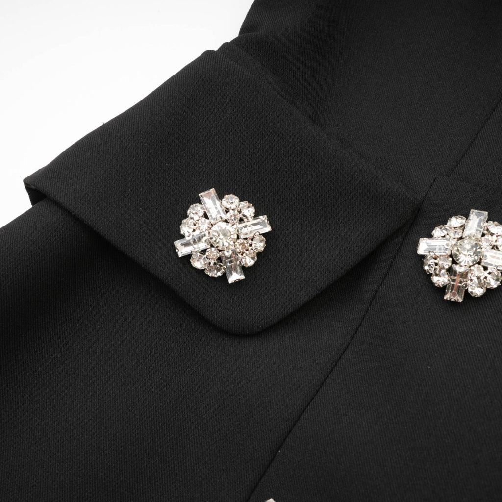 Vestido mini acampanado negro con botones de cristal de la marca Final Sale, con diseño ajustado y falda con vuelo.
