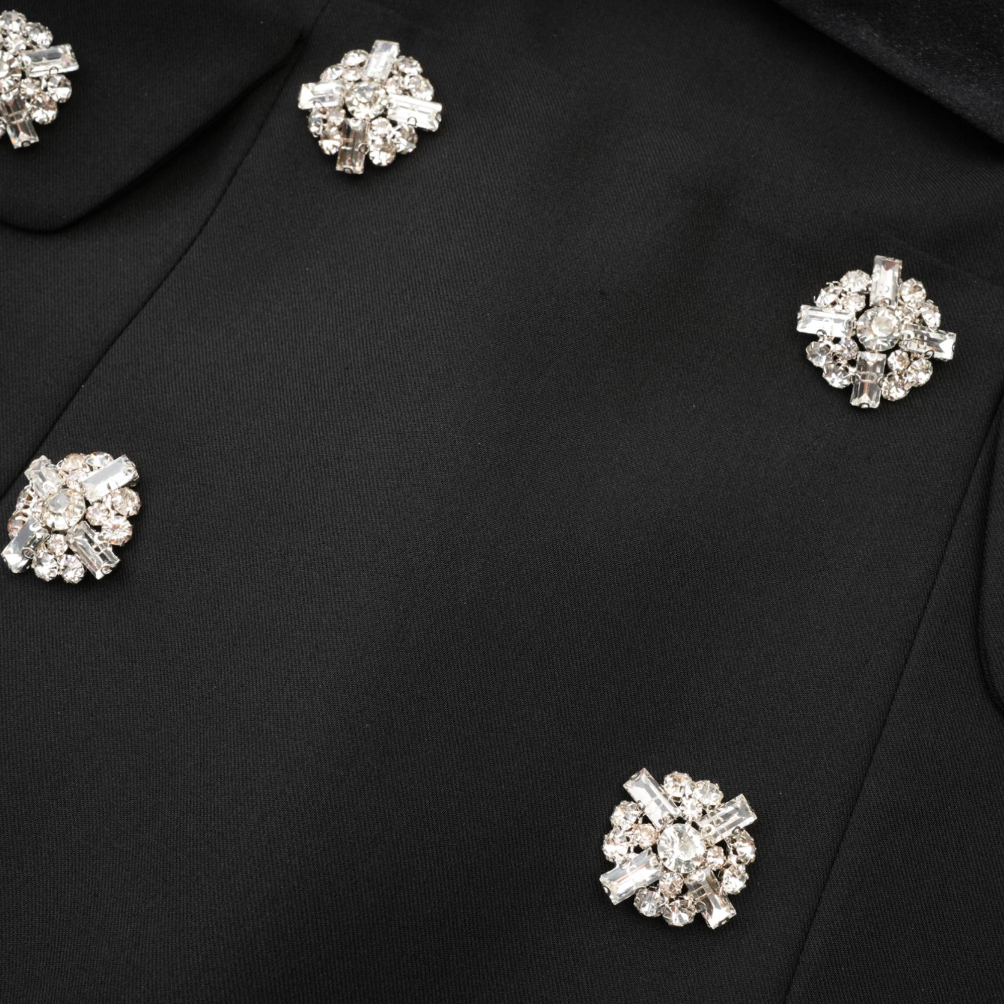 Vestido mini acampanado negro con botones de cristales de la marca Final Sale, con diseño elegante y ajustado en la parte superior.
