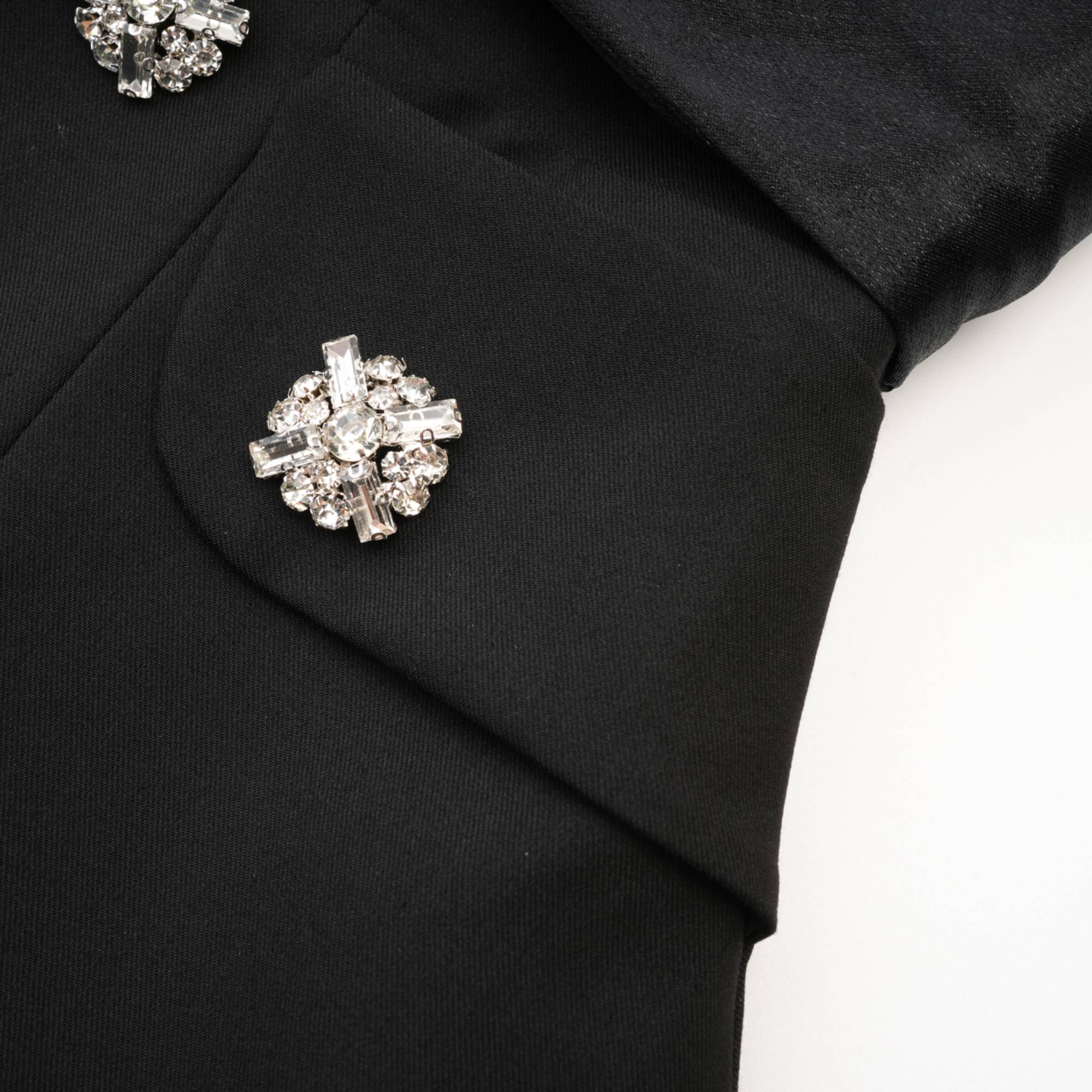 Vestido mini de vuelo negro con botones de cristal de la marca Final Sale, con diseño ajustado en la parte superior.