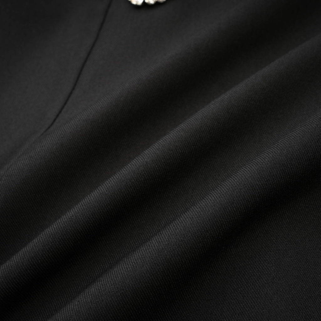 Vestido mini acampanado negro con botones de cristal de la marca Final Sale, con diseño elegante y ajustado en la parte superior.