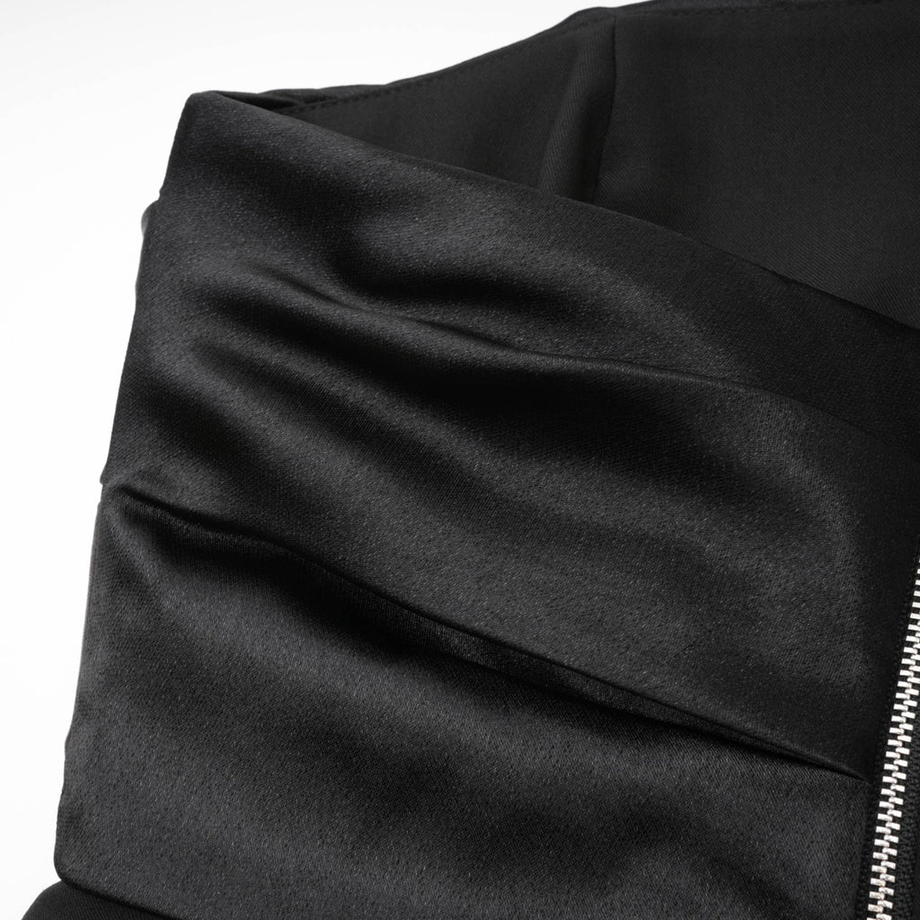 Vestido mini acampanado negro con botones de cristal de la marca Final Sale, con diseño ajustado y detalles elegantes.