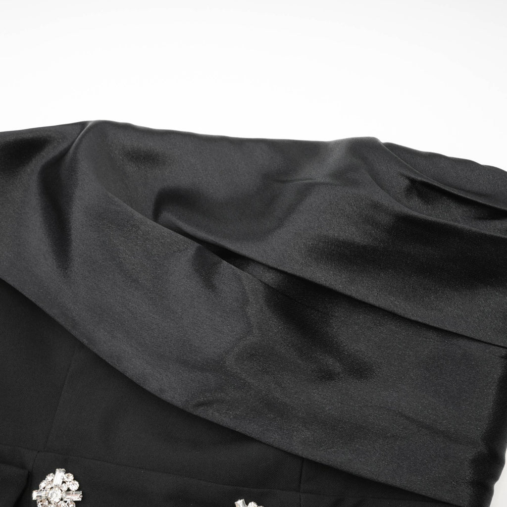 Vestido mini negro de Final Sale con botones de cristal y corte acampanado, diseñado para un estilo elegante y moderno.