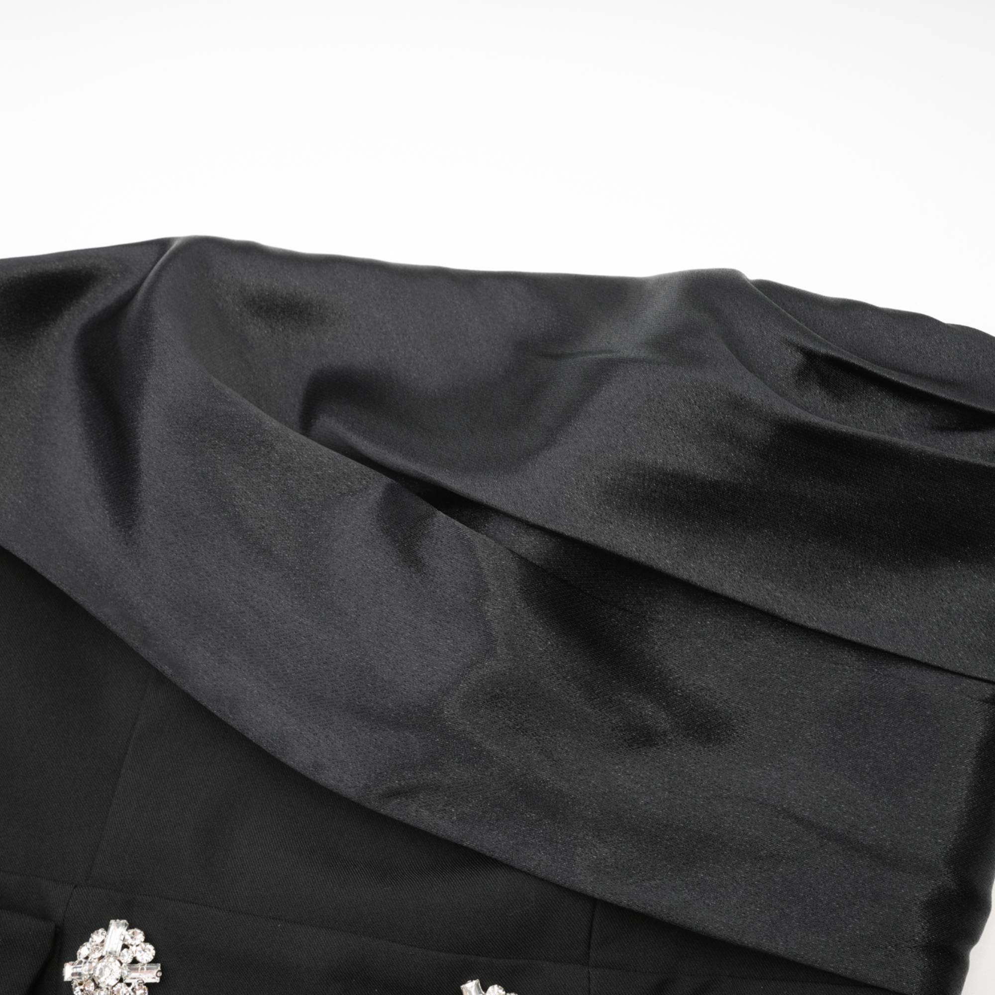 Vestido mini negro de Final Sale con botones de cristal y corte acampanado, diseñado para un estilo elegante y moderno.
