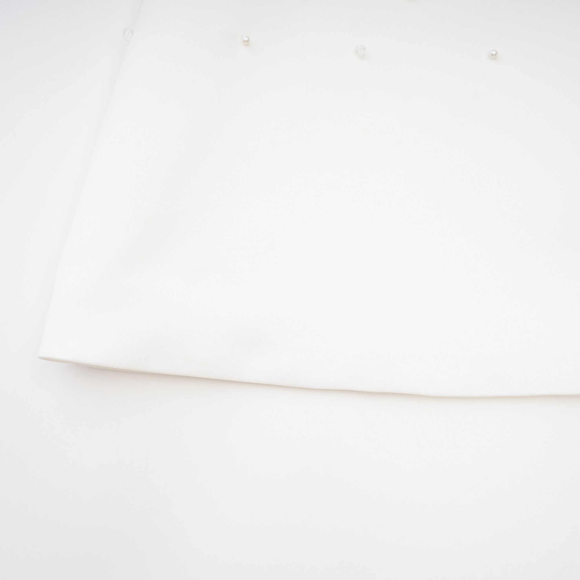 Vestido mini blanco Melisande con adornos brillantes, ajustado y elegante, para ocasiones especiales.
