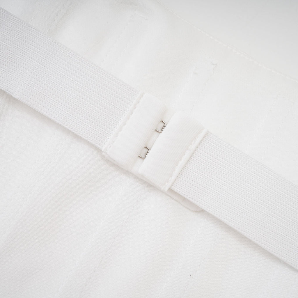 Vestido mini blanco Melisande con adornos brillantes, diseño elegante y ajustado, para ocasiones especiales.