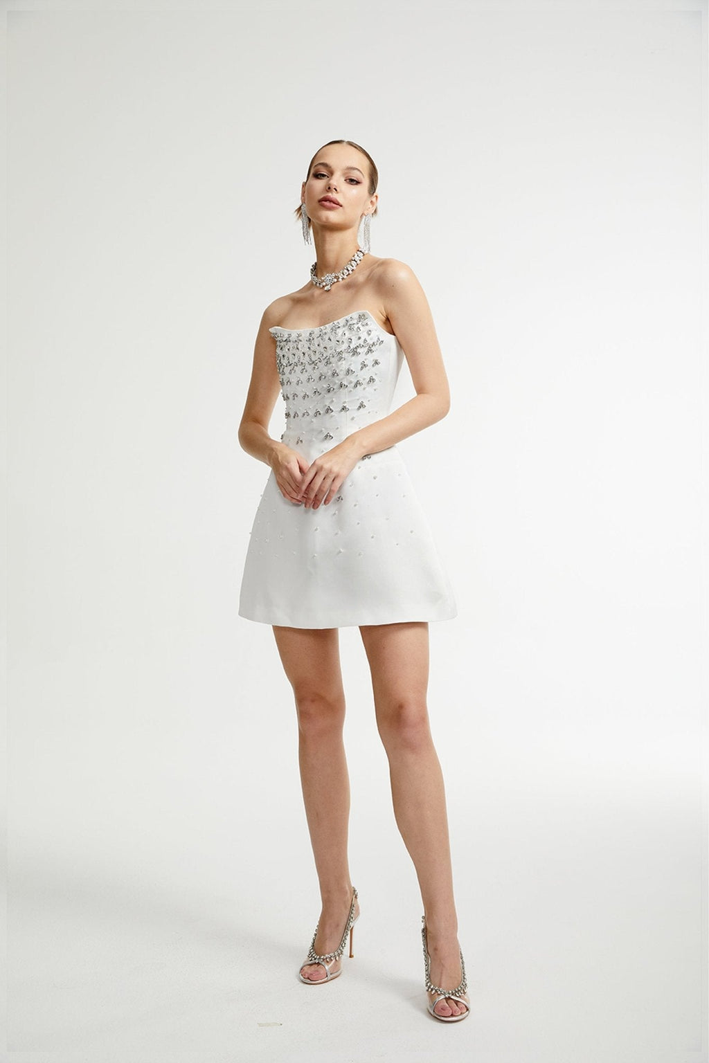 Vestido mini blanco de la marca Final Sale con detalles adornados, diseñado para una apariencia elegante y moderna.