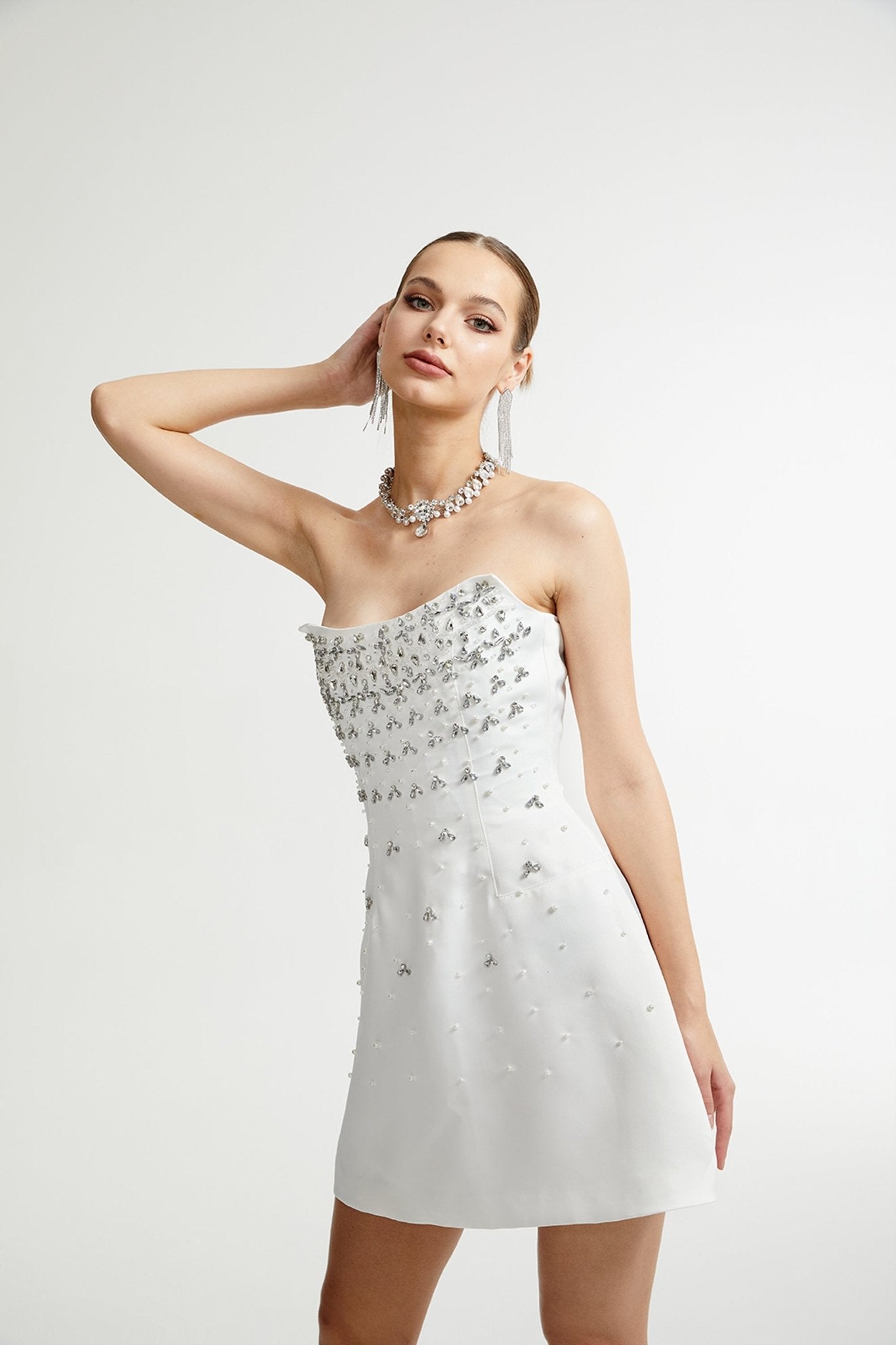 Vestido mini blanco de la marca Final Sale con detalles decorativos, disponible en la venta final en Estados Unidos.