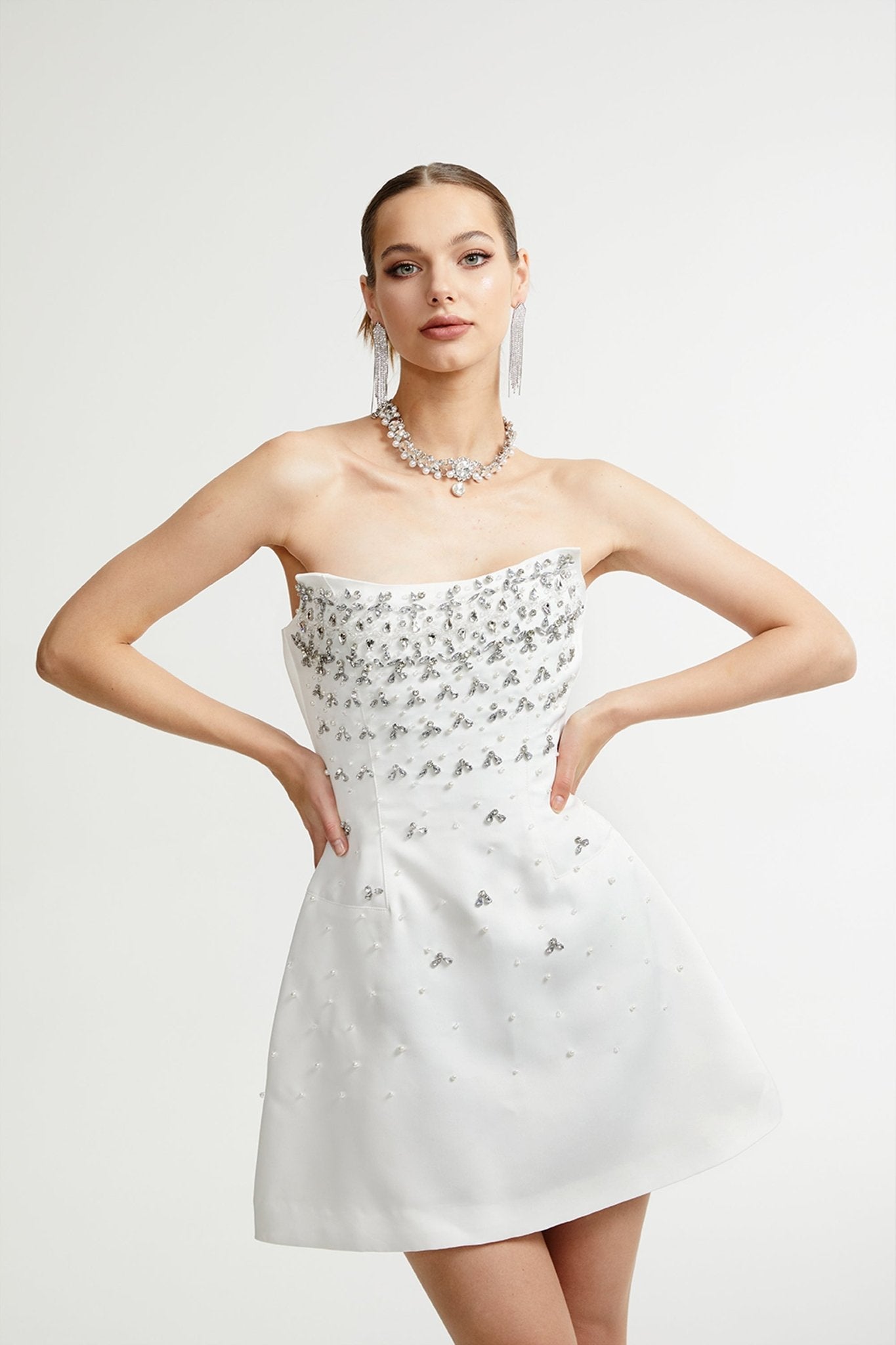 Vestido mini blanco de la marca Final Sale con adornos, diseñado por Melisande, muestra detalles elegantes y modernos.