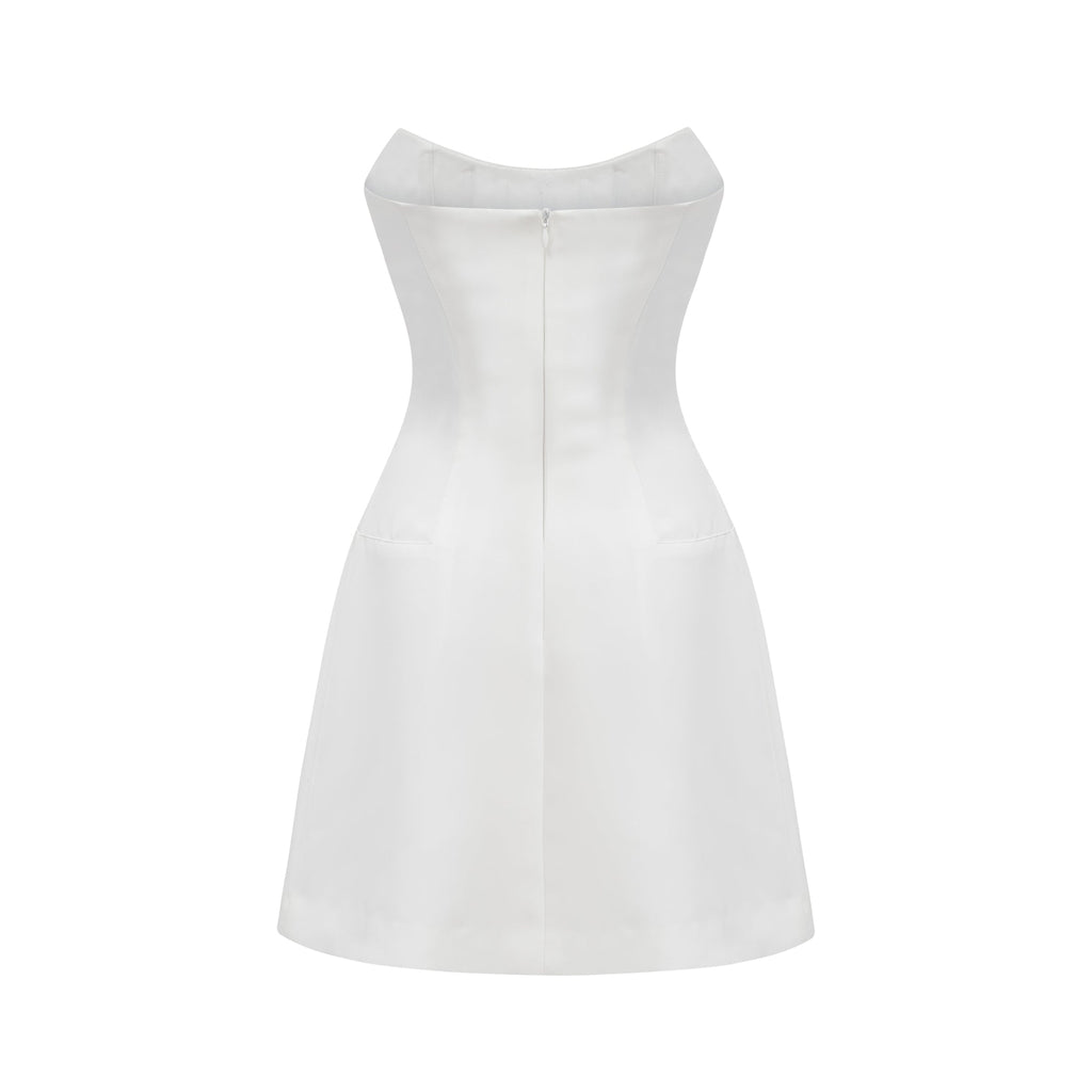 Vestido mini blanco de la marca Final Sale con detalles decorativos, diseñado para ocasiones elegantes.
