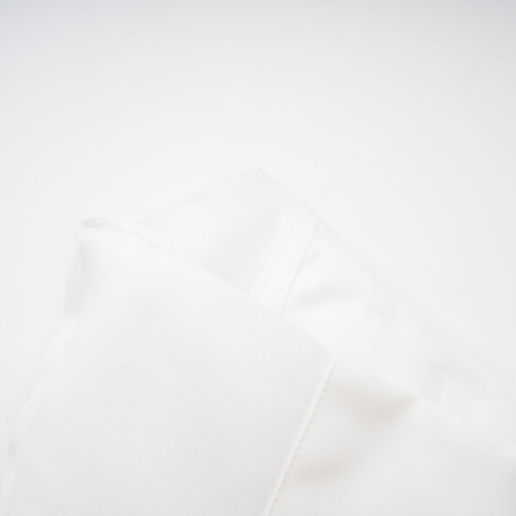 Vestido mini blanco de la marca Final Sale con detalles adornados y embellecidos, diseño elegante y moderno.