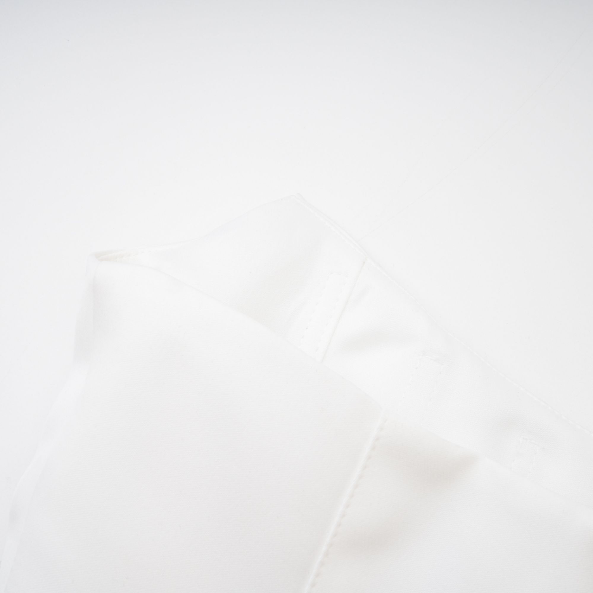Vestido mini blanco de la marca Final Sale con detalles adornados y embellecidos, diseño elegante y moderno.