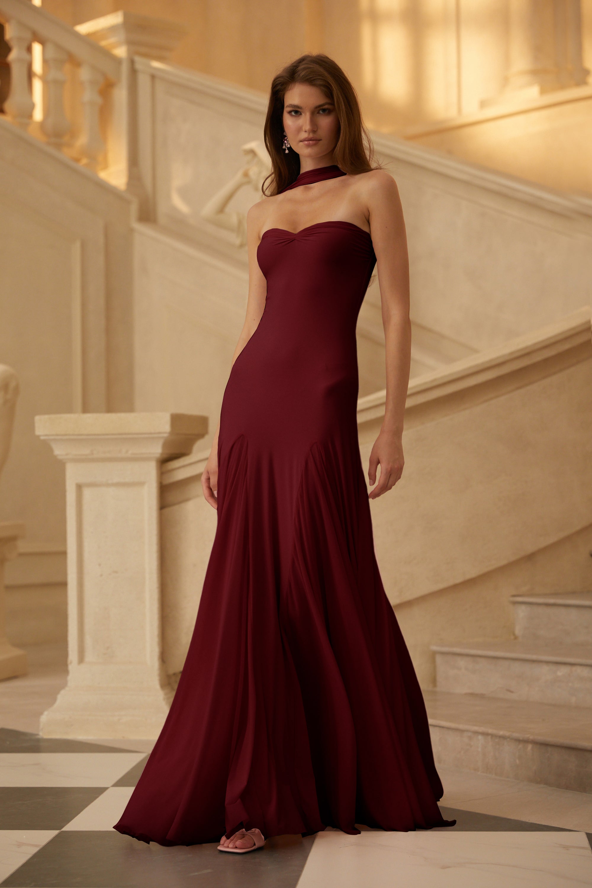 Vestido largo Rêverie rojo con escote en forma de corazón y diseño maxi, ideal para ocasiones elegantes.